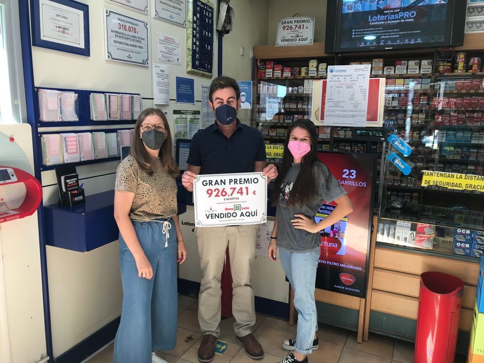 El responsable y las empleadas del estanco posan con el premio.