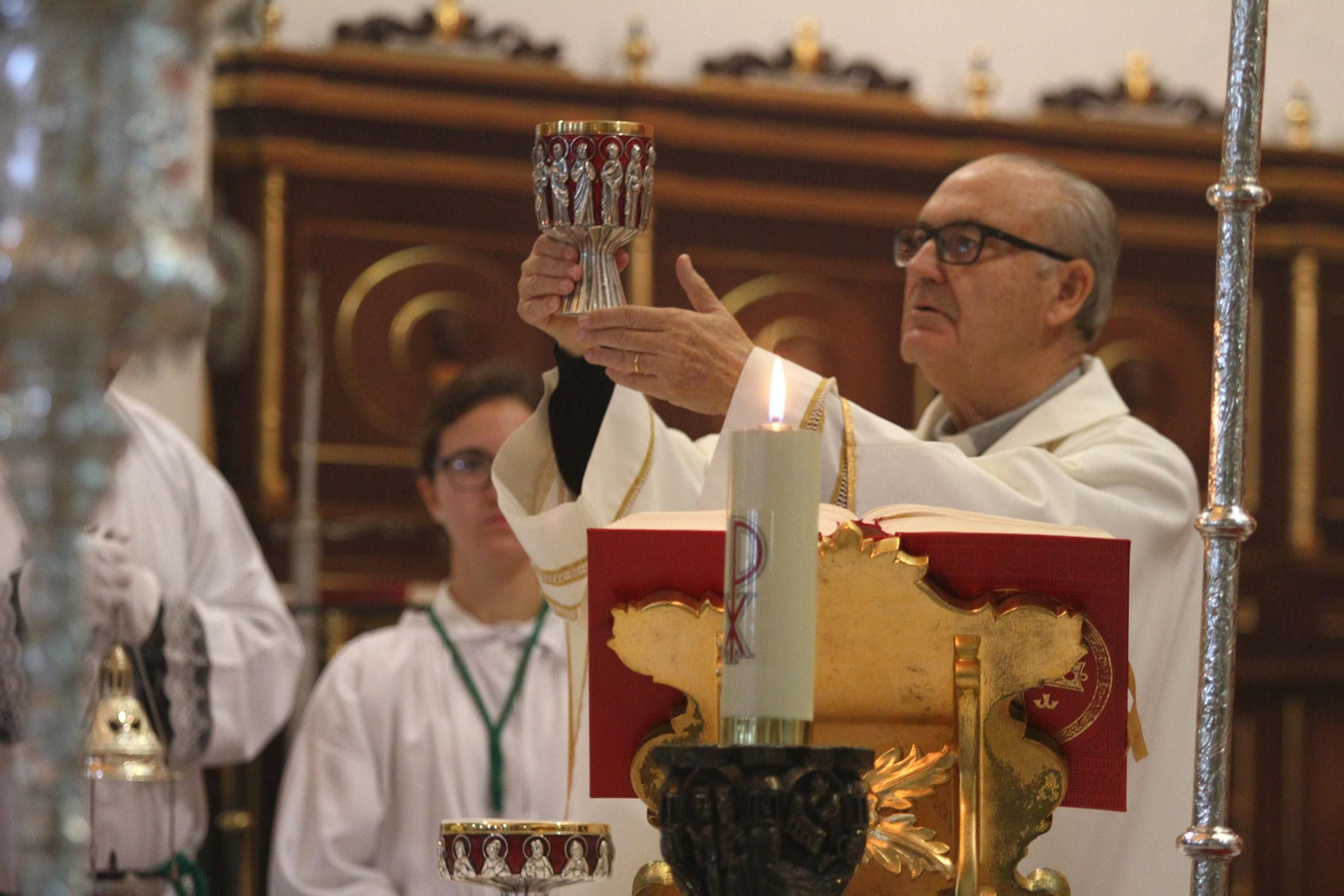 Procesión Solemne  de la Hermandad de La Vera Cruz, con el Santísimo Sacramento.