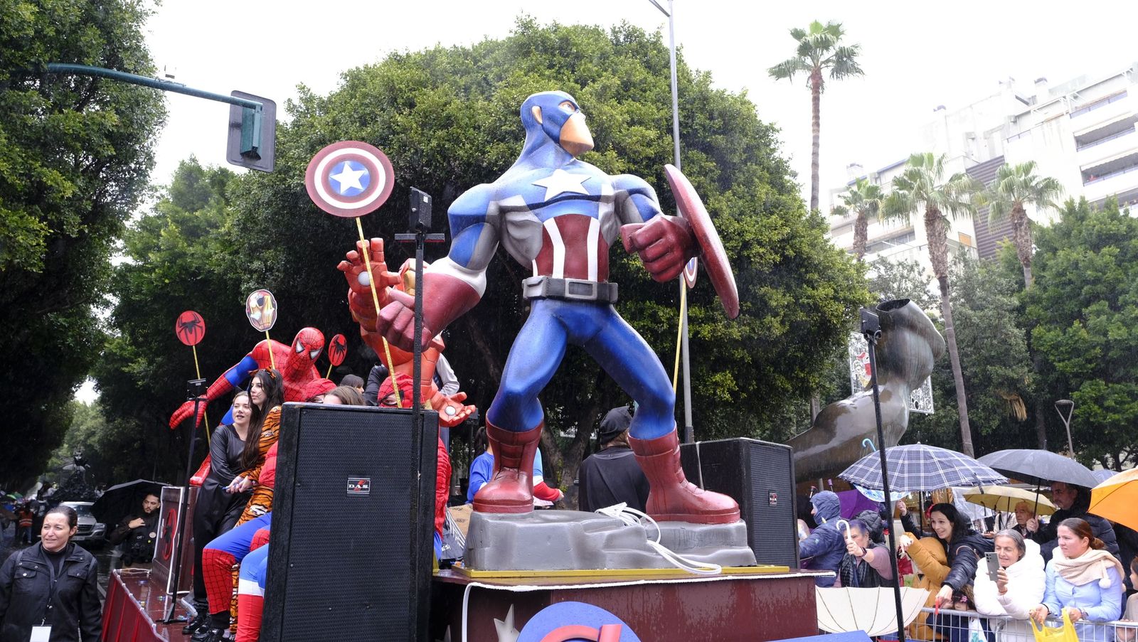 Fotografías de la cabalgata de los Reyes Magos pasada por agua en Almería