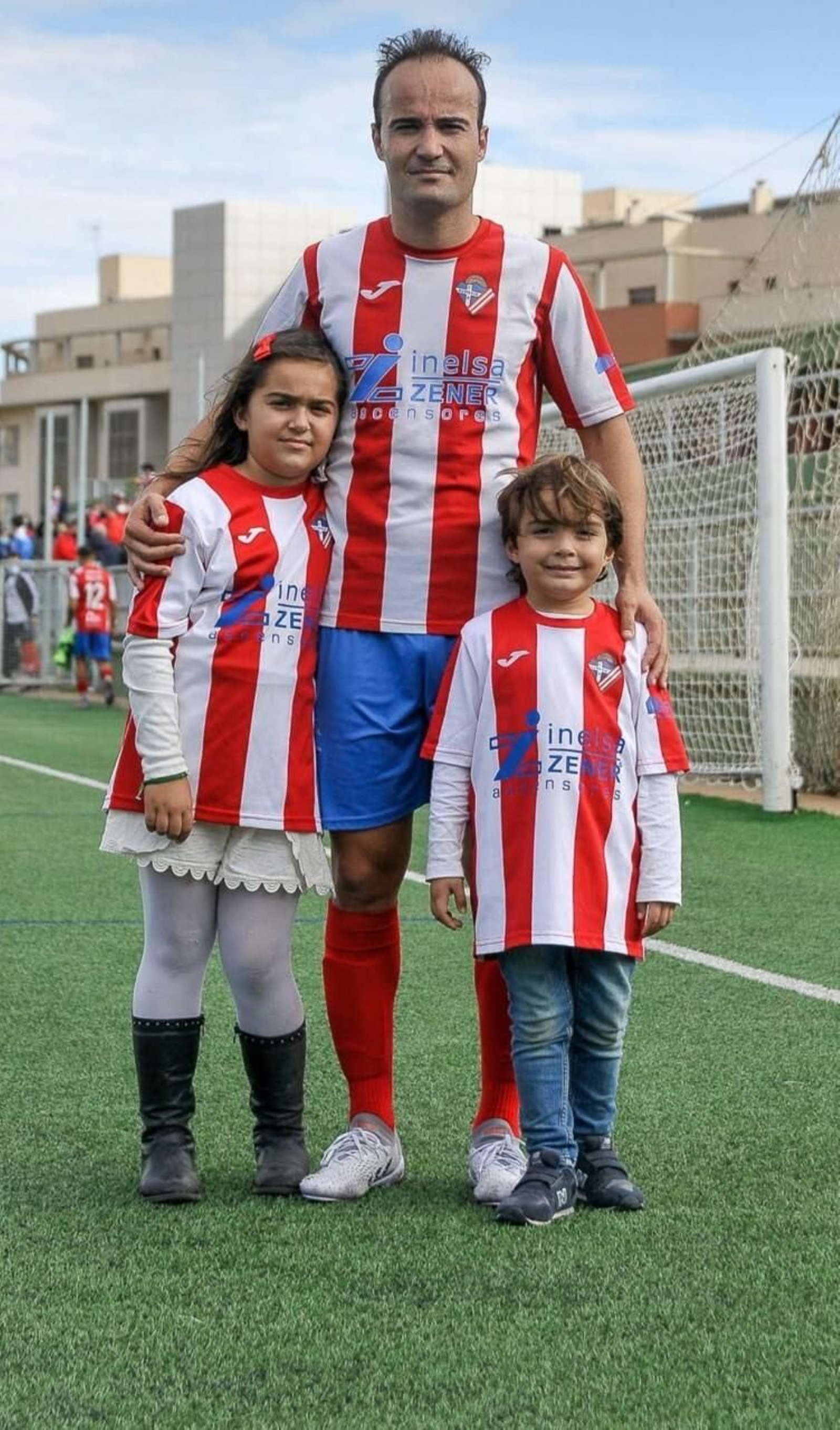 Linares, de rojiblanco con sus hijos.