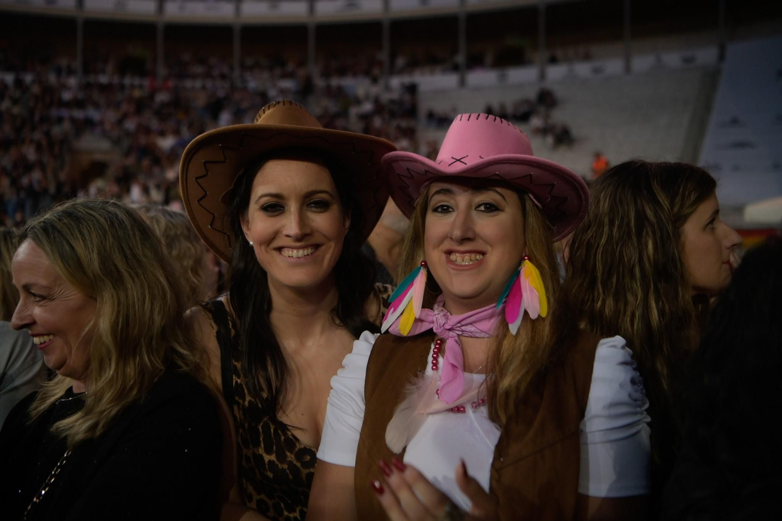 La lluvia de Granada no frena el baño de masas de un Manuel Carrasco ‘Salvaje’