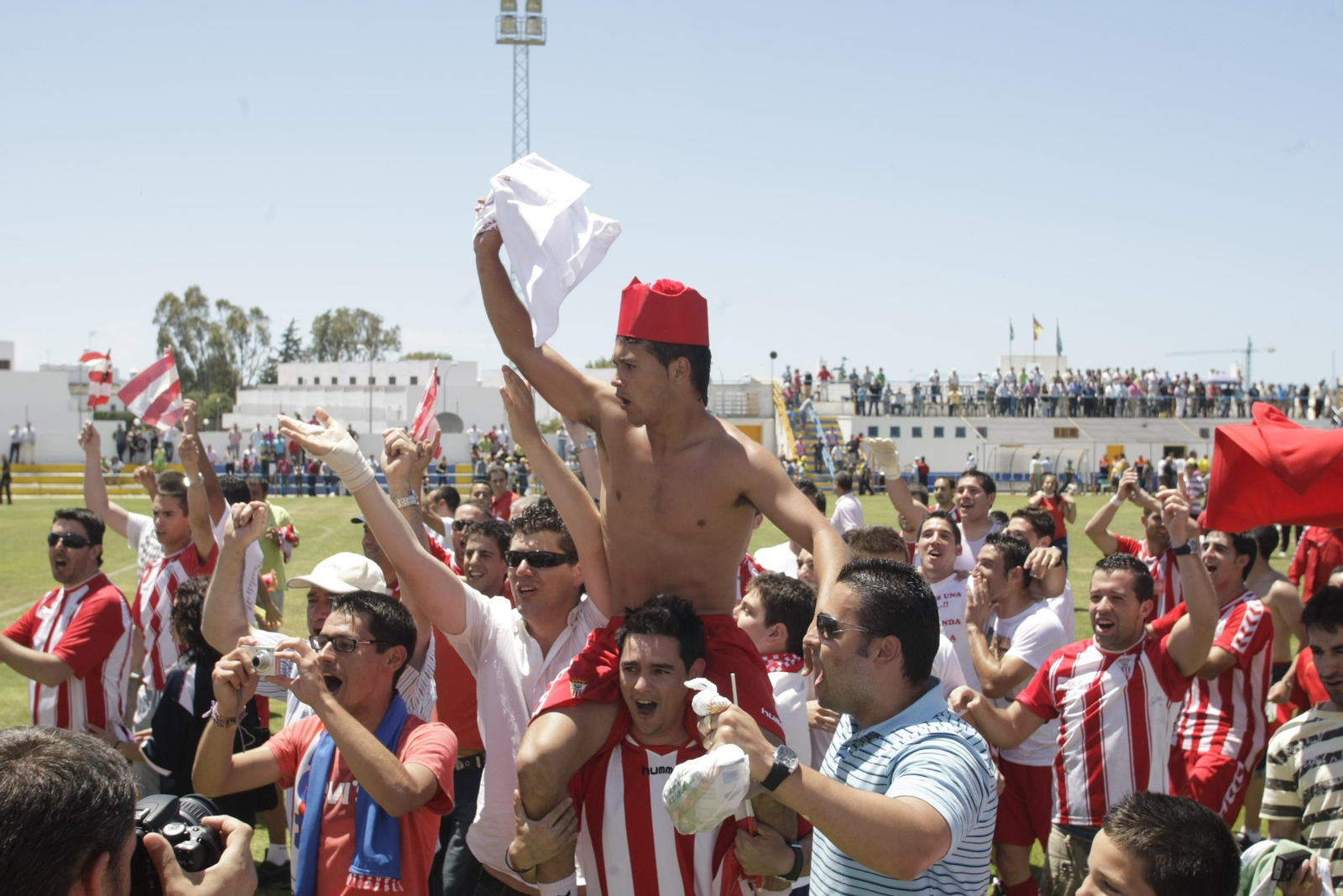 El albirrojo George es llevado a hombros por aficionados del Algeciras en Conil.