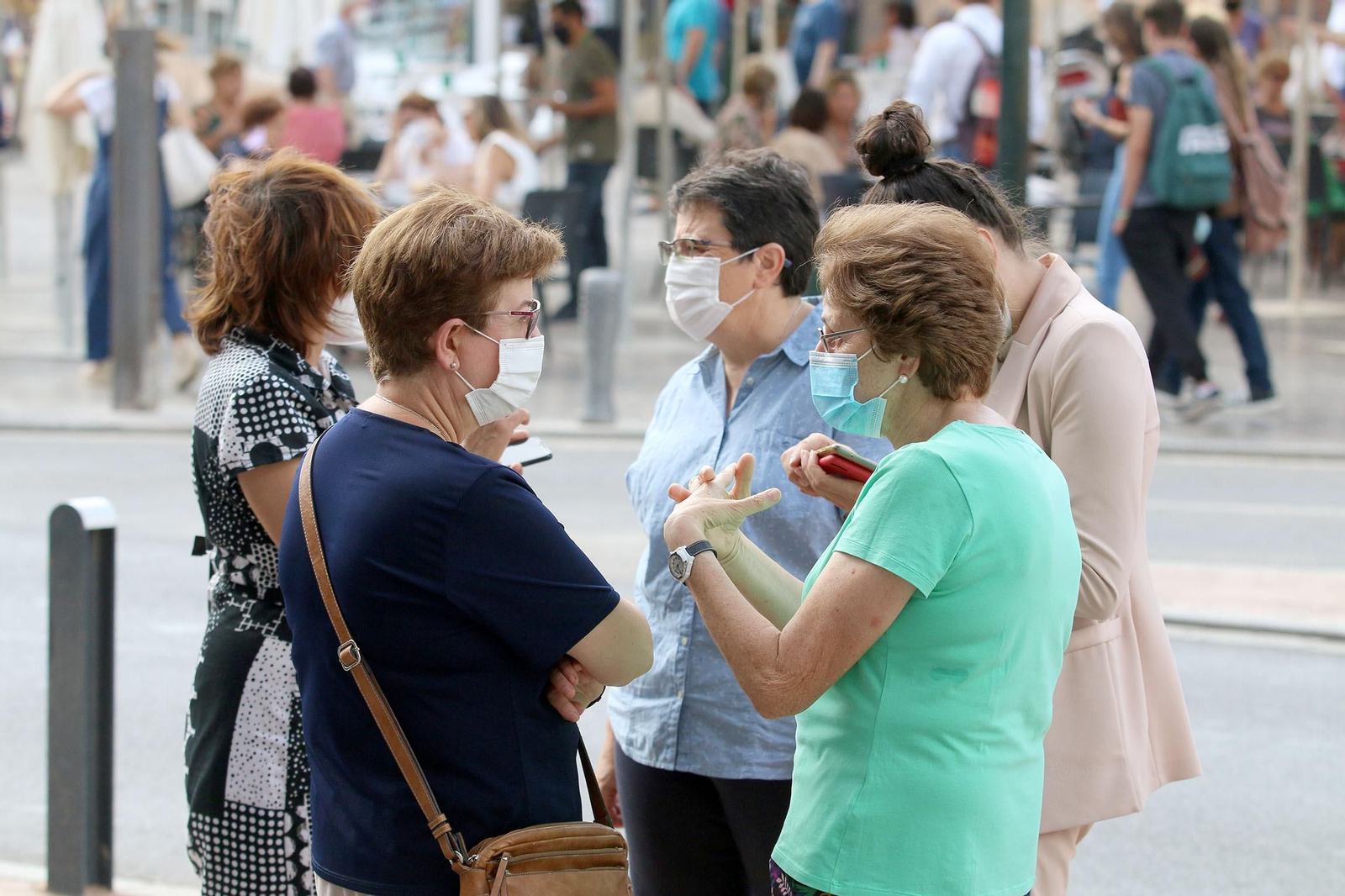 Varias personas se encuentran con mascarillas en Almería.