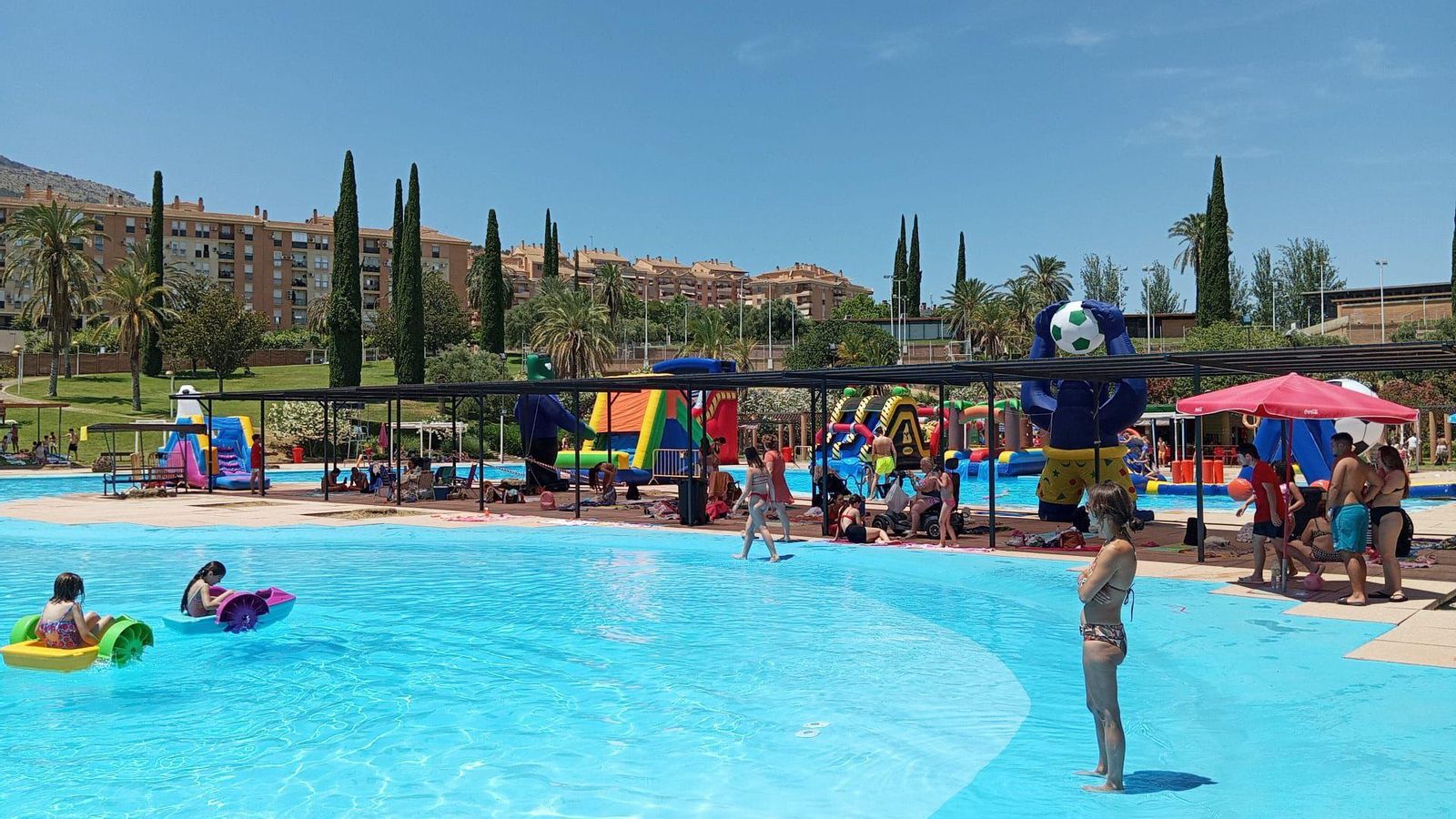 La entrada a la piscina de Las Fuentezuelas tiene forma de orilla para hacer más fácil el acceso al agua. La entrada a la piscina de Las Fuentezuelas tiene forma de orilla para hacer más fácil el acceso al agua.