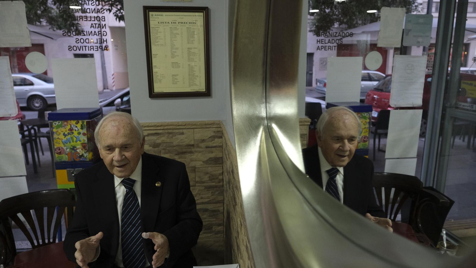 Francisco Ortega Viñolo, a quien no le pesan los 88 años que tiene, en un momento de la entrevista.