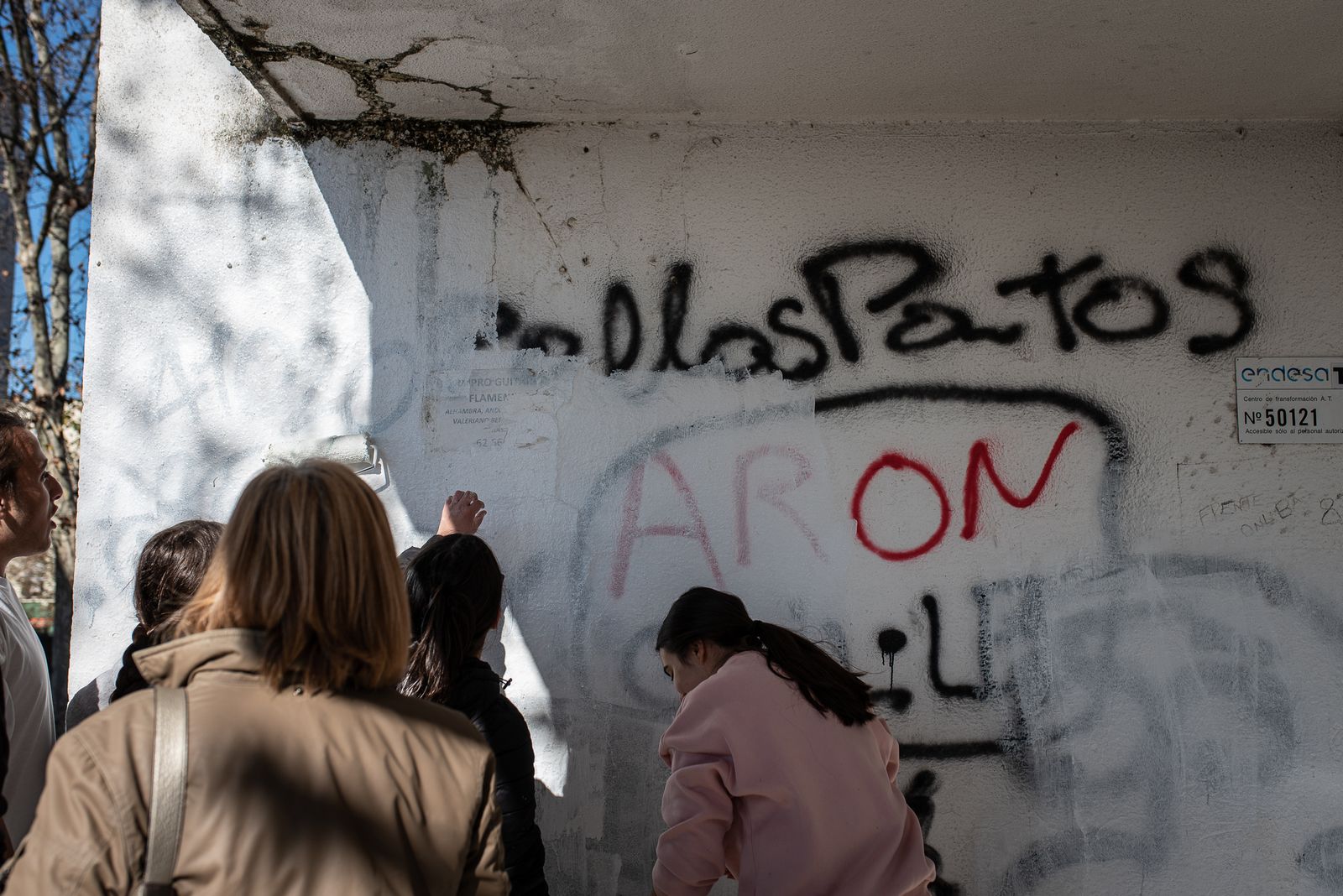 Imágenes de la limpieza de pintadas en La Hispanidad por los alumnos del Colegio de La Hispanidad en el Día de la Paz