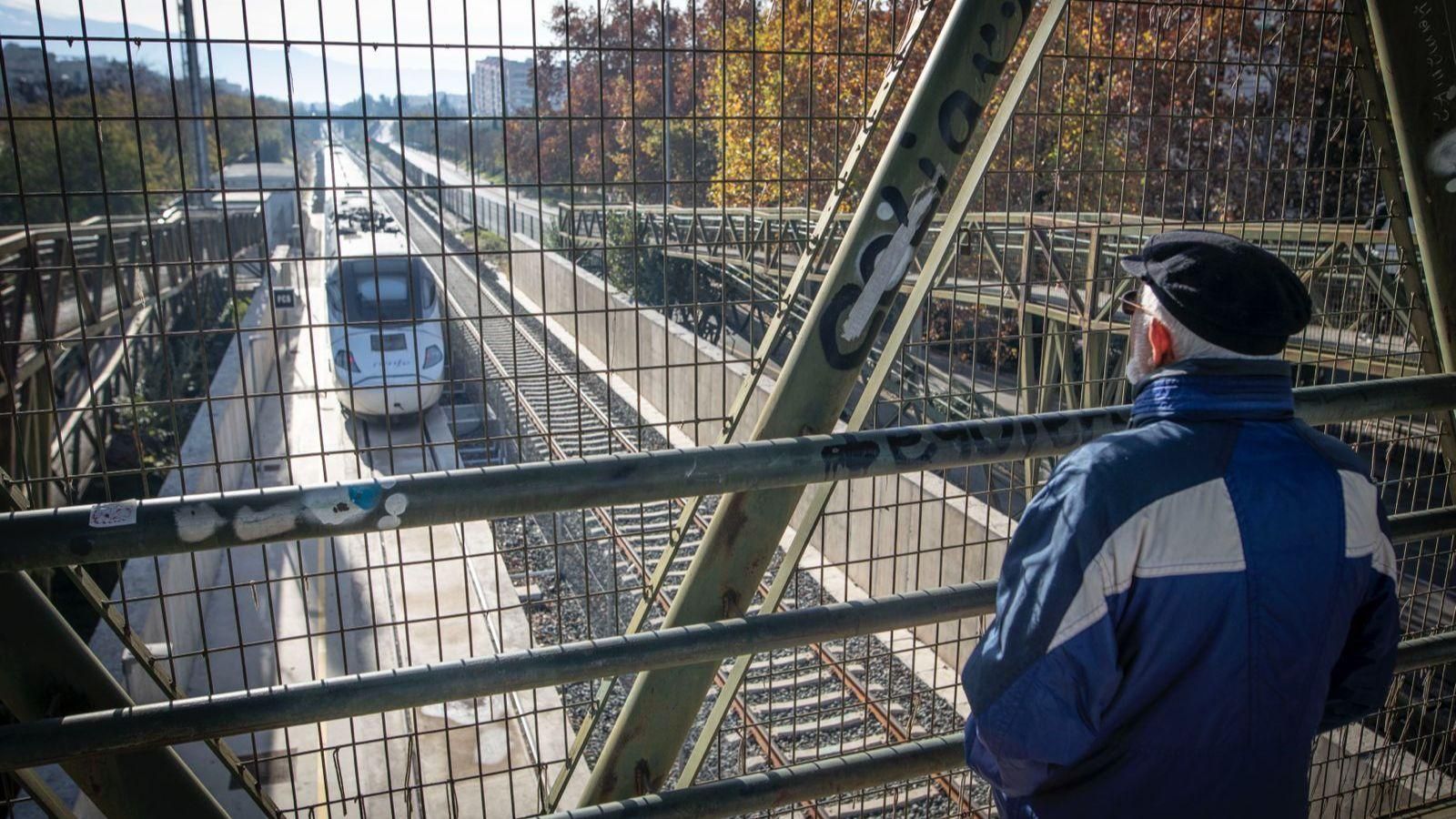 Un hombre mayor observa el tren a su paso por Cerrillo de Maracena