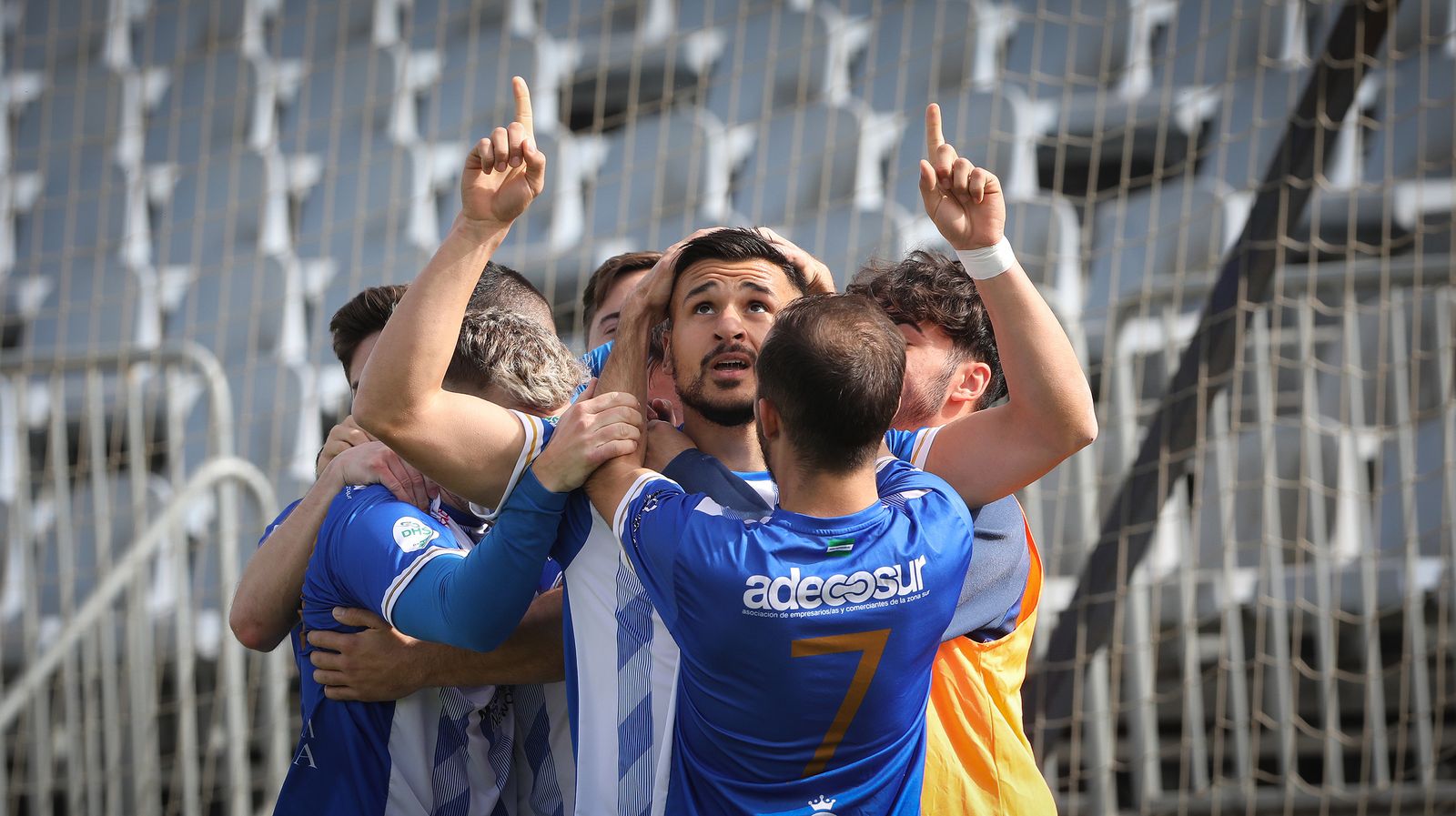 Parra celebra su gol con dedicatoria al cielo.