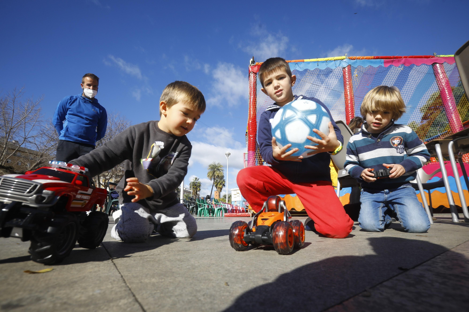 Los niños estrenan sus Regalos de Reyes por las calles de Córdoba, en fotografías
