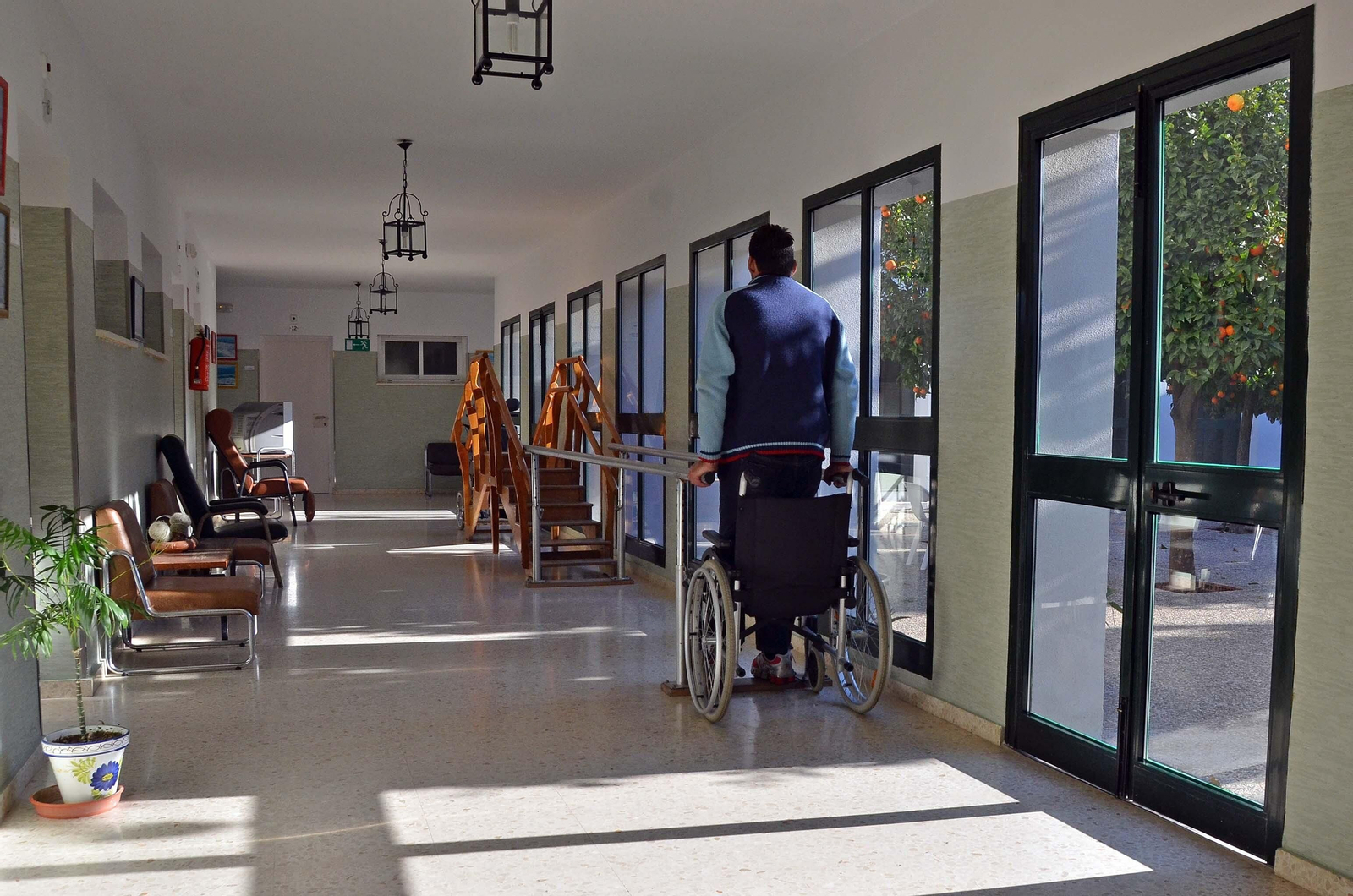 Un residente del Hogar Siloé pasea por las instalaciones en una imagen pasada.