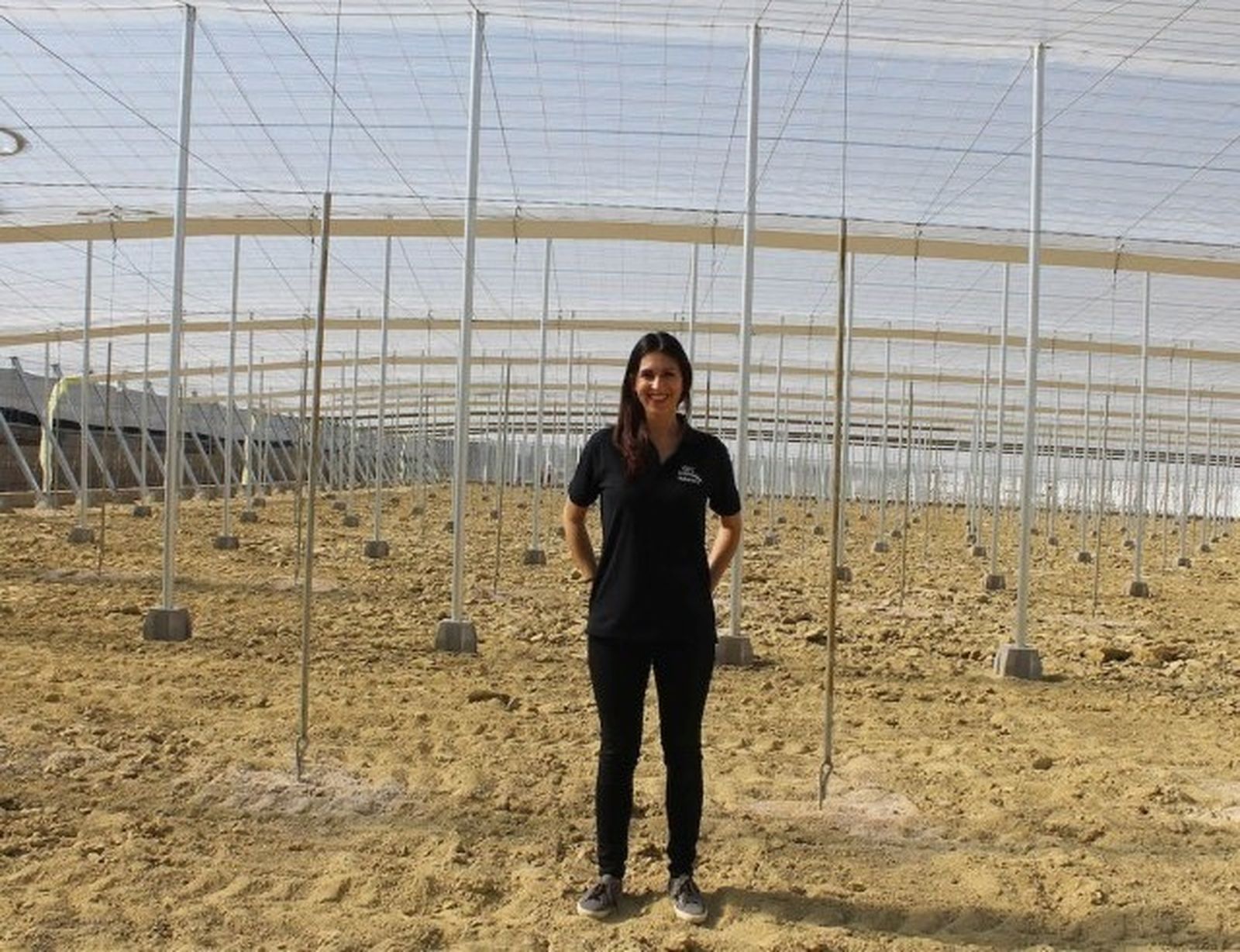 María Dolores Maleno, técnica de SAT Indasol, en una finca de uno de los socios de la firma hace unas semanas.