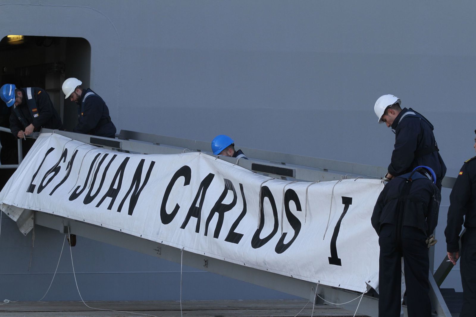 Imágenes de las primeras horas del portaaviones "Juan Carlos I" en el puerto de Huelva, durante su visita este fin de semana