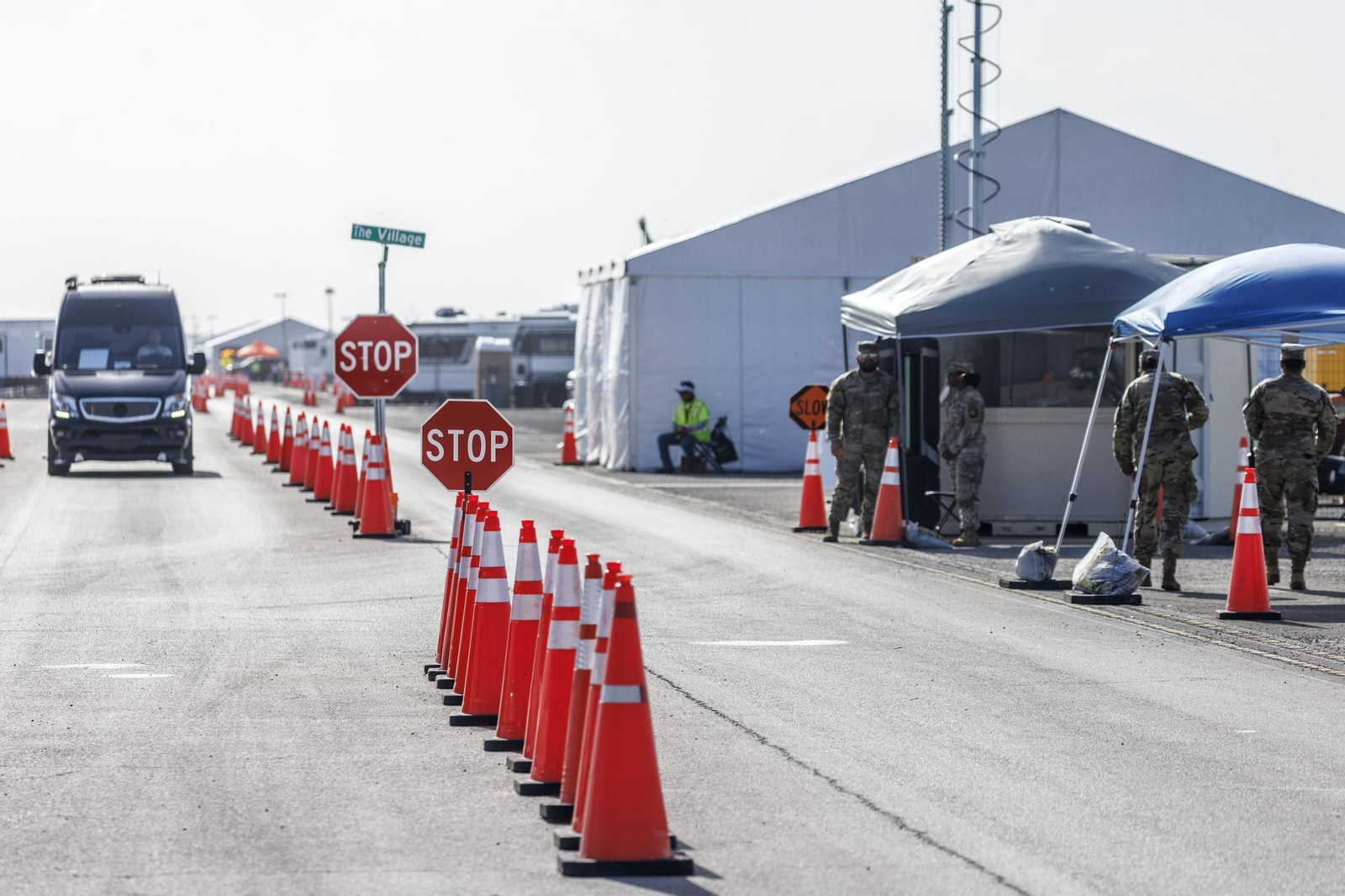 Un grupo de agentes vigila la entrada del centro de detención Alligator Alcatraz en Ochopee, Florida.
