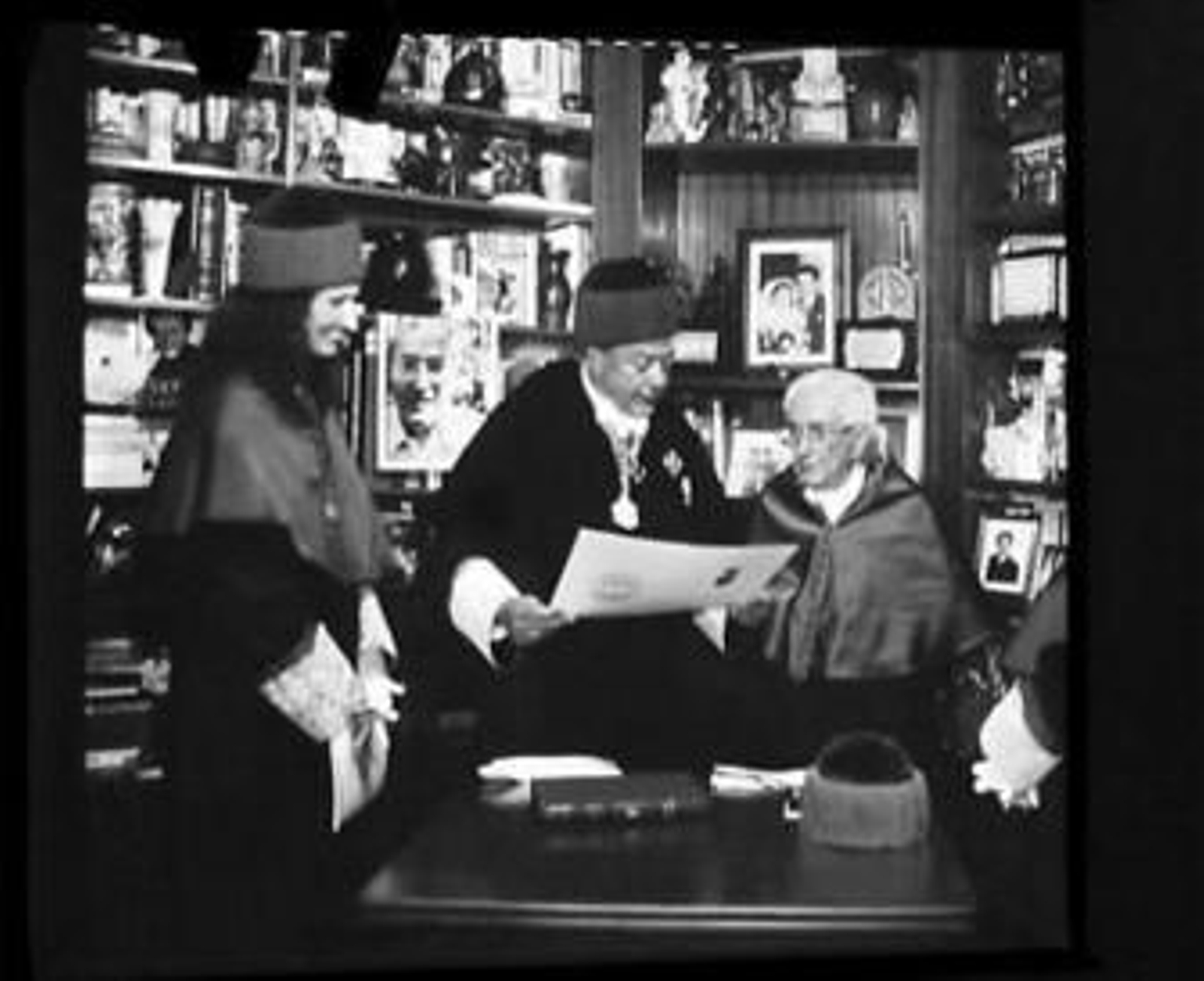 Nicolás Redondo, tras recibir las insignias doctorales.