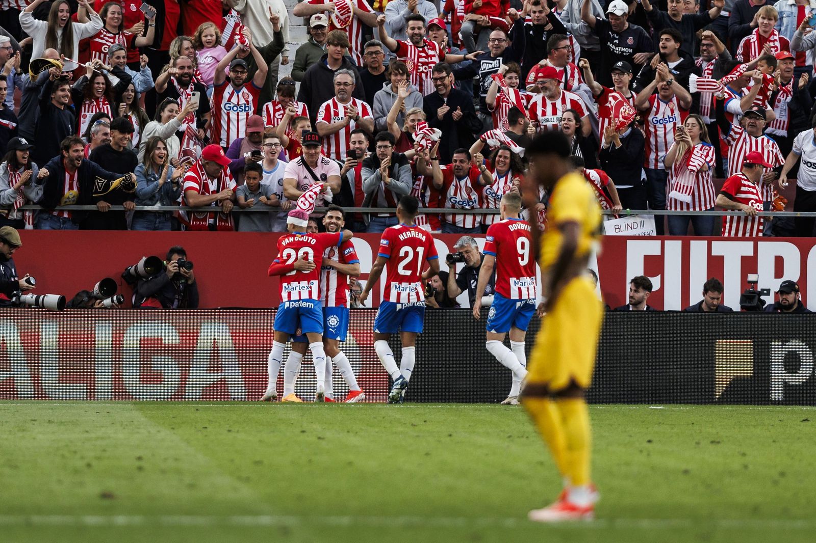 Los jugadores del Girona celebran uno de los tantos ante el Barça.