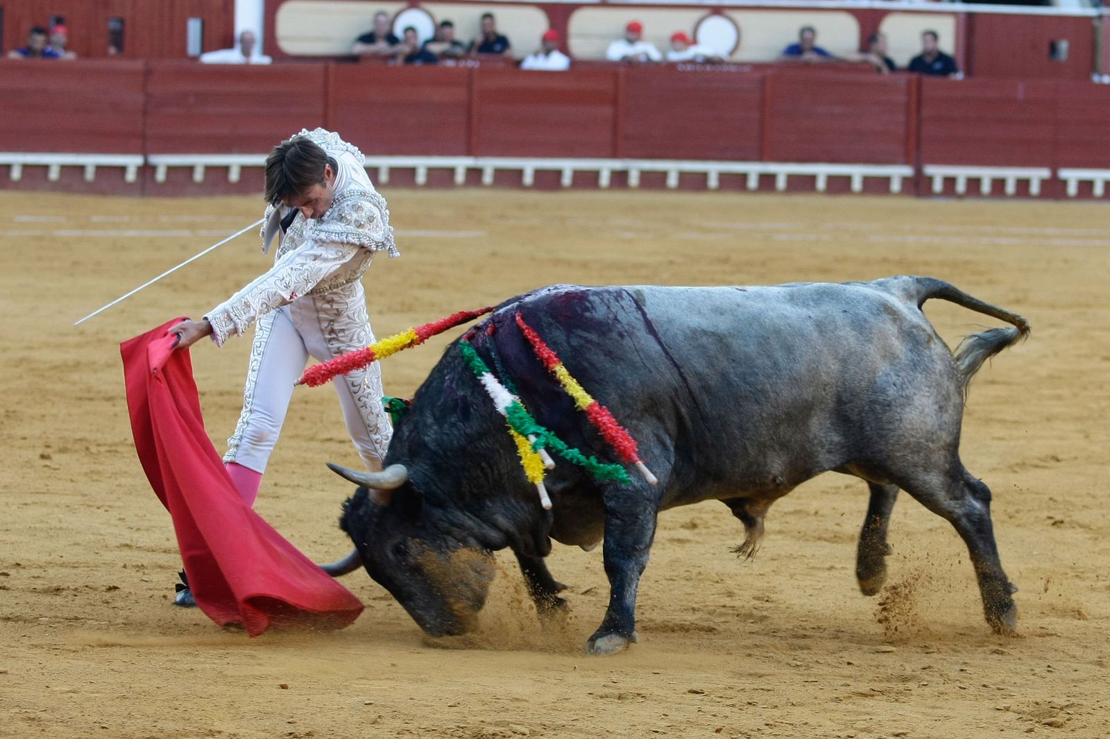 Las imágenes de la corrida de toros en El Puerto con Escribano, Morilla y Pinar