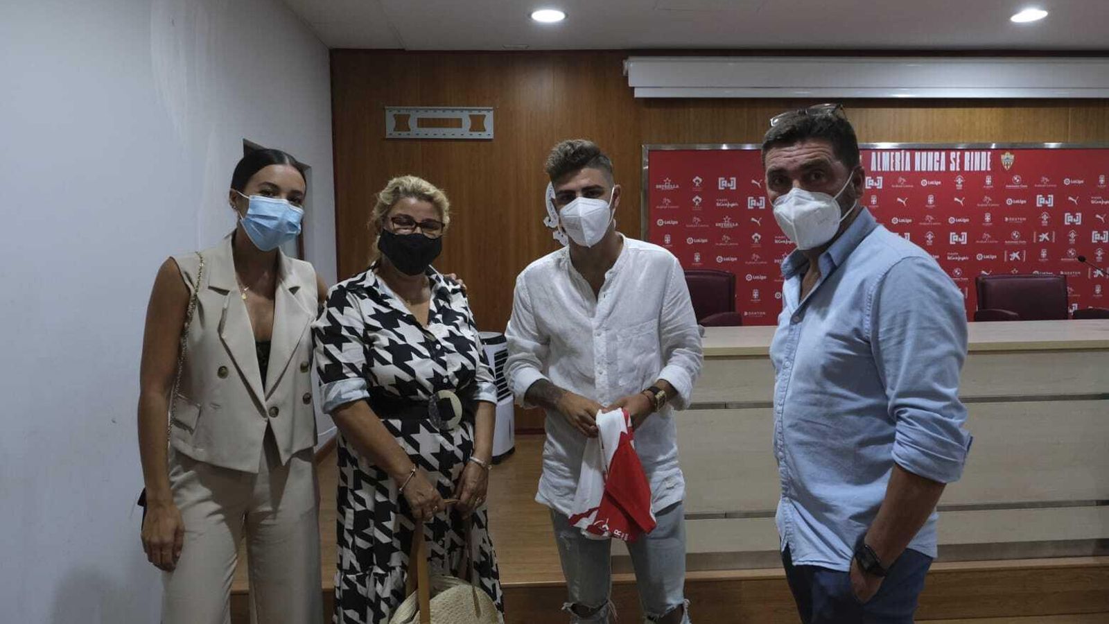 Pozo, con sus padres y su pareja tras su puesta de largo