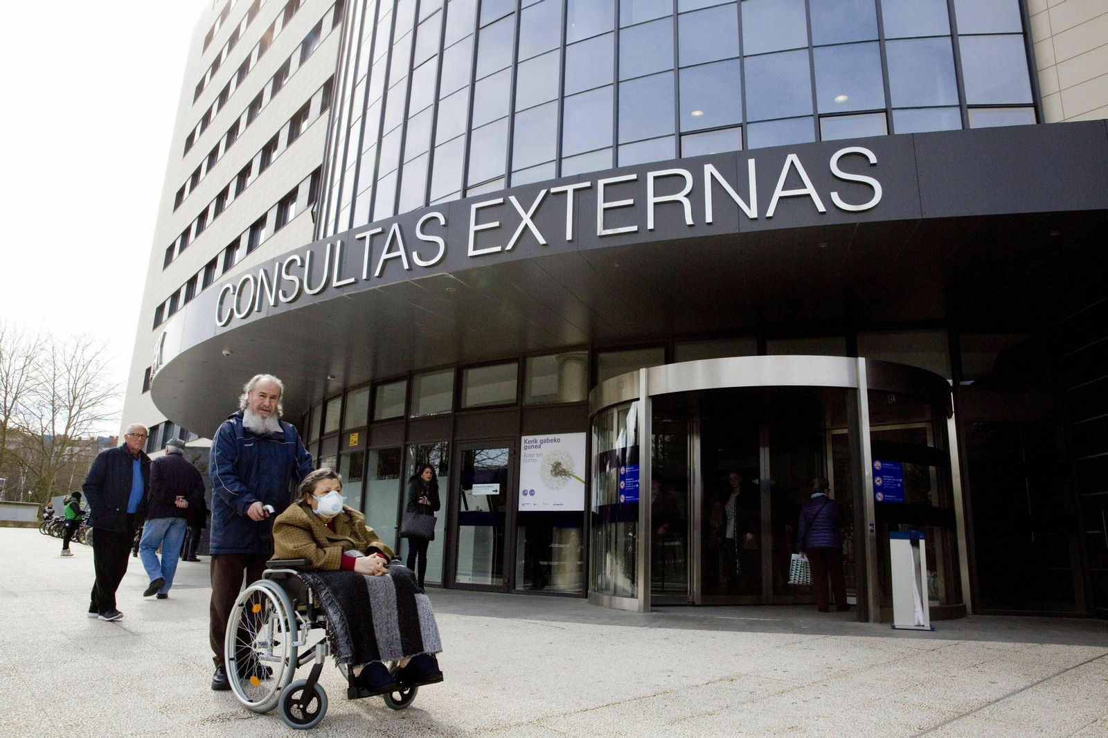 Una mujer con mascarilla en un hospital de Vitoria.