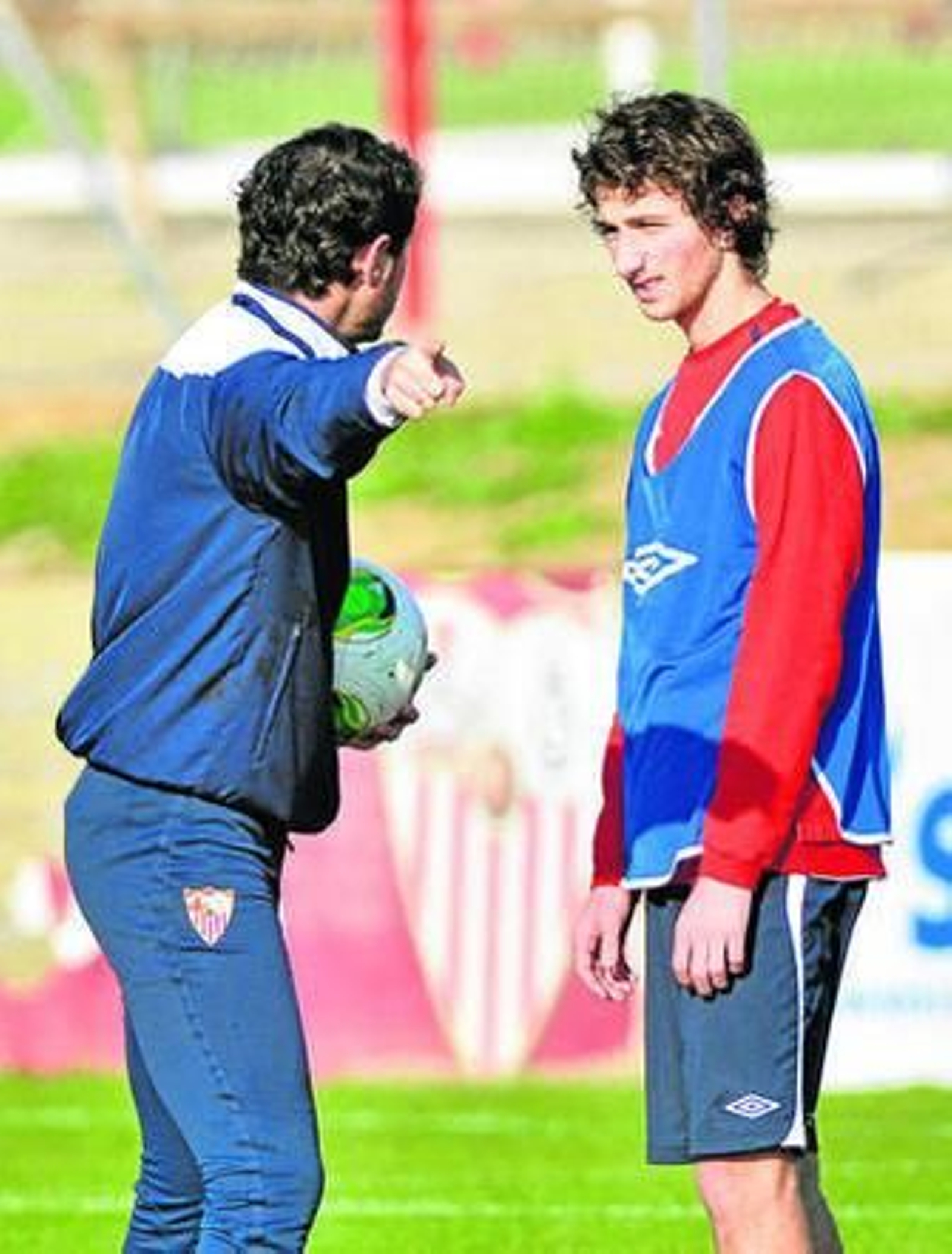 Stevanovic atiende las explicaciones de Víctor, ayudante de Míchel.