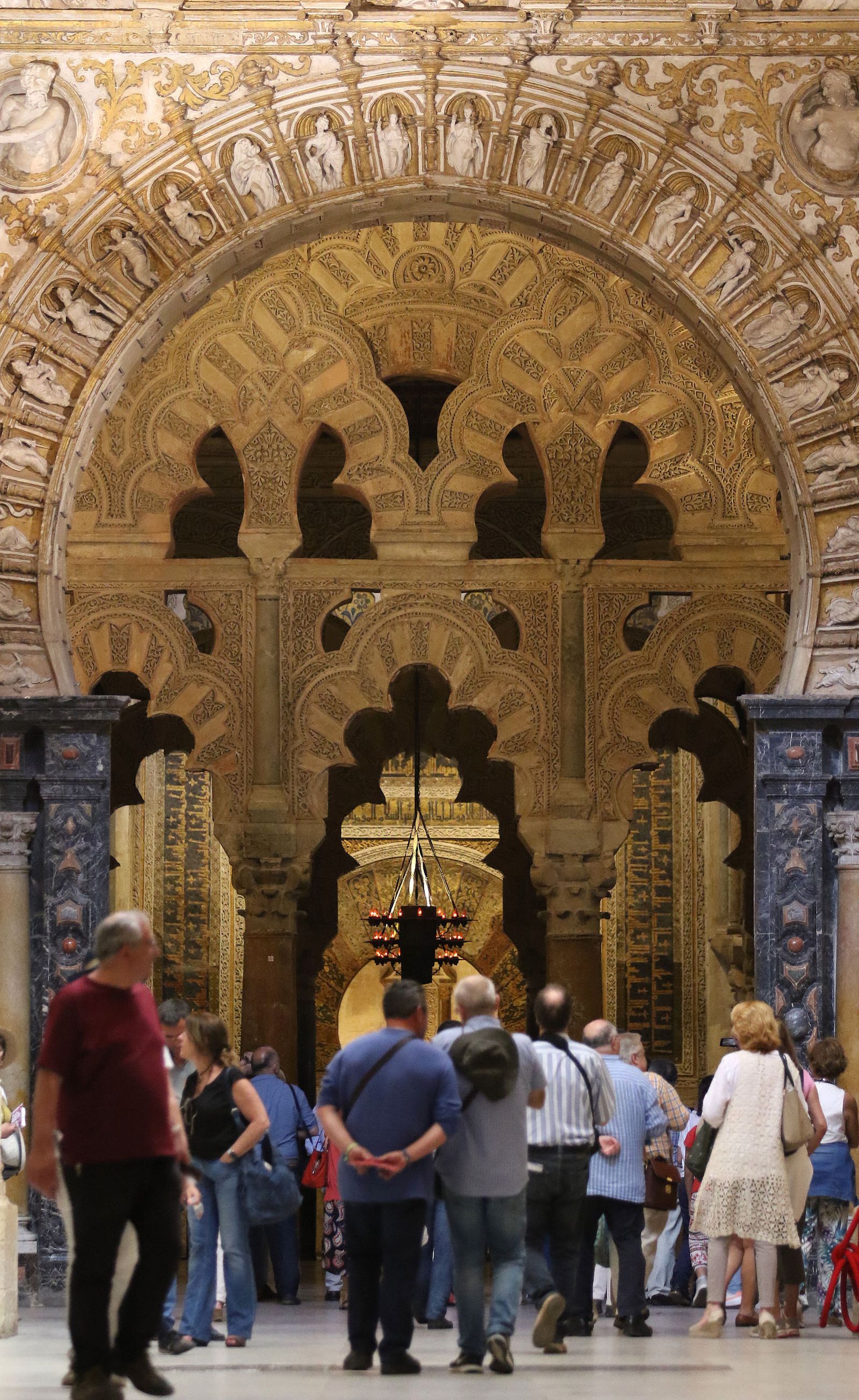Un grupo de turistas en el interior de la Mezquita-Catedral.