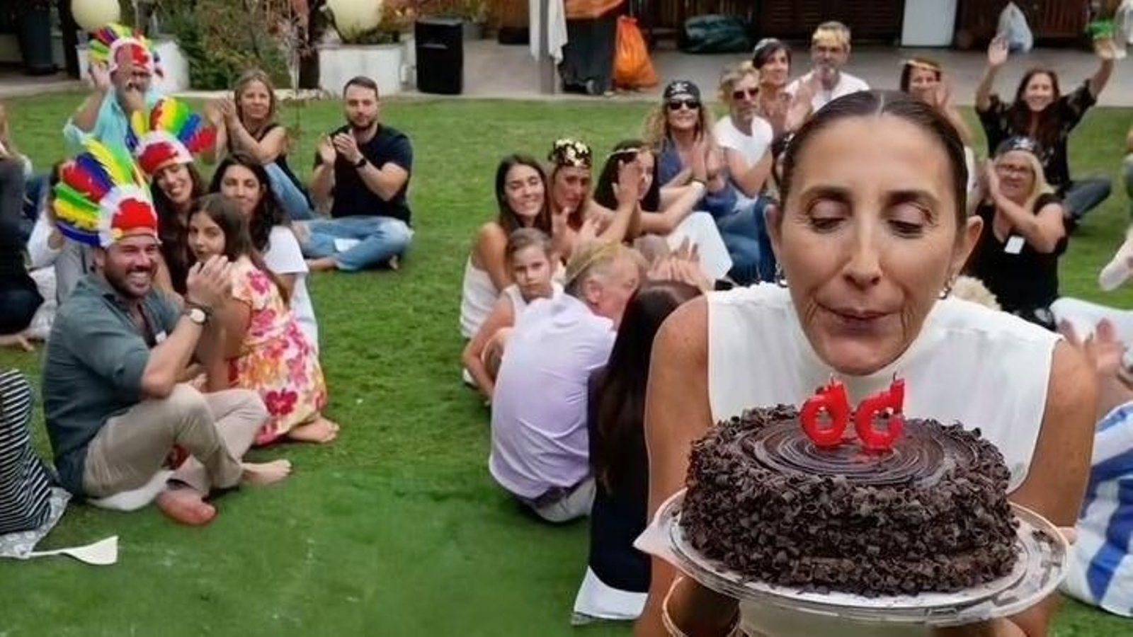 Paz Padilla celebrando su 56 cumpleañoscon sus familiares y amigos