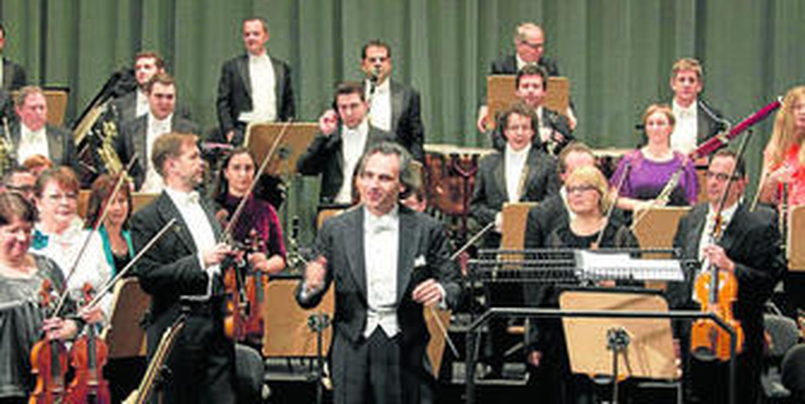 Pedro Halffter saluda al público que acudió ayer al Teatro de la Maestranza antes de iniciar el concierto.
