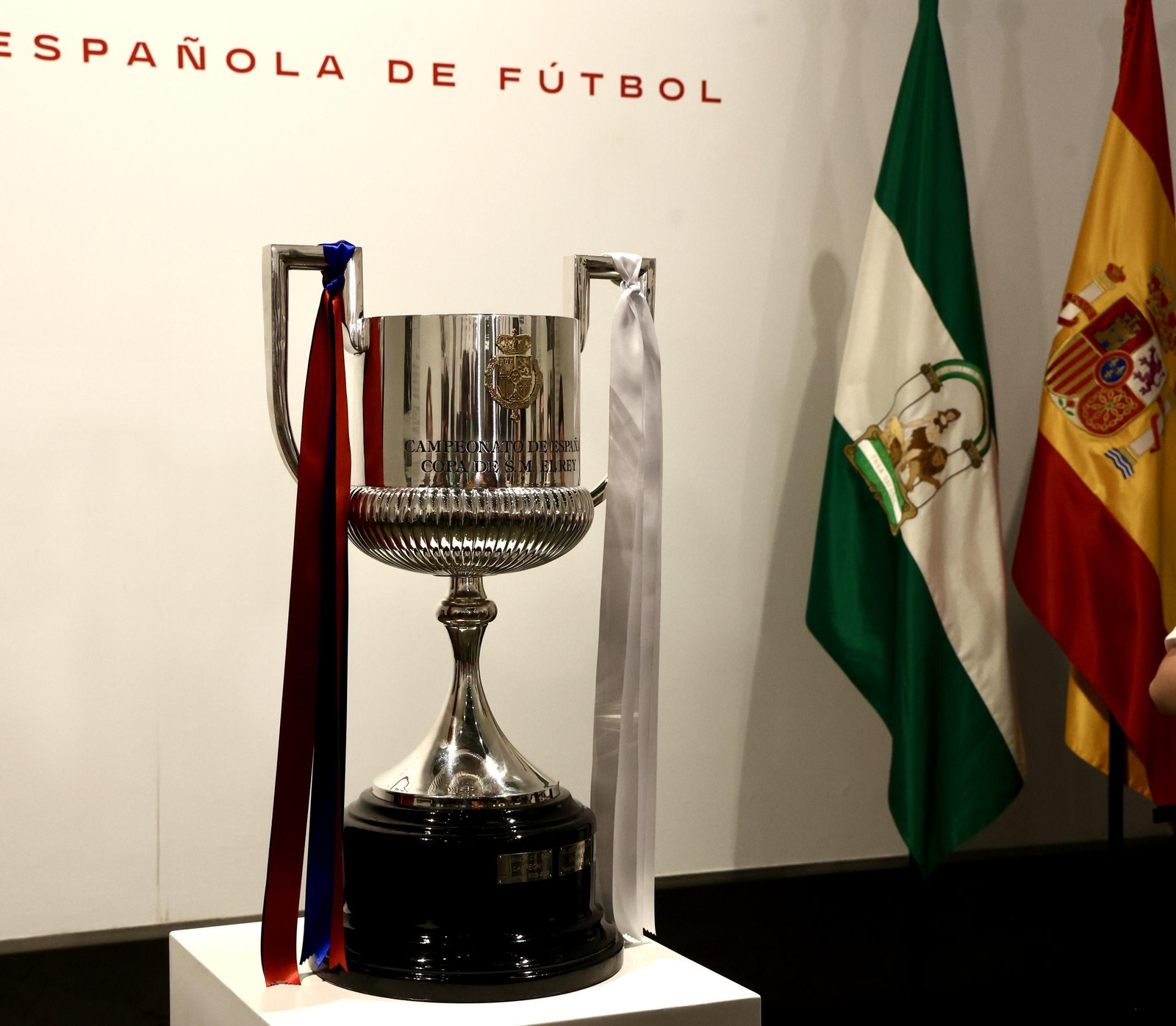 El presidente de la Junta de Andalucía recibe la Copa del Rey e inaugura la exposición "Los reyes de la Copa"