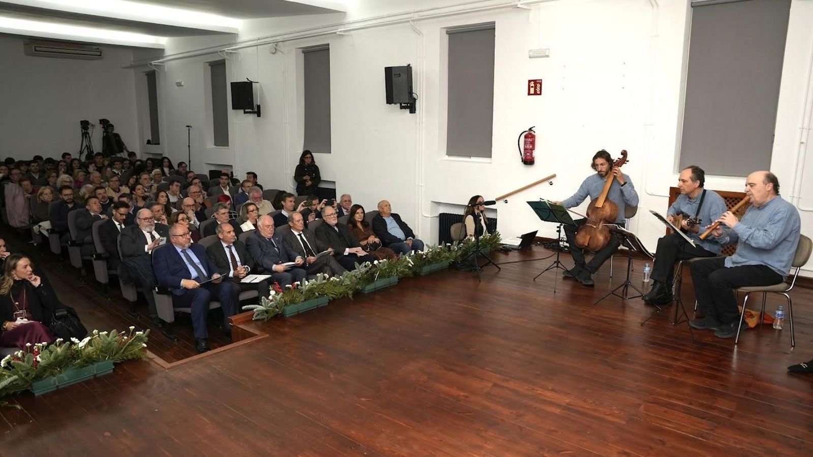 Un momento de la actuación del grupo Aquel Trovar.