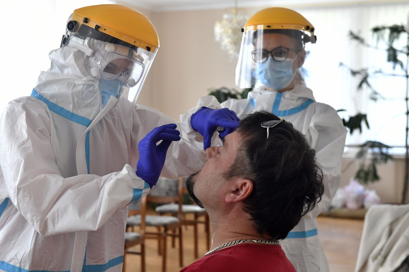 Dos sanitarios toman muestras a un paciente