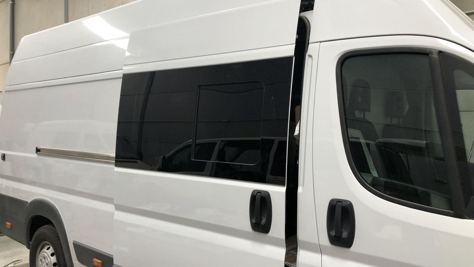 Exterior de un furgón en proceso de camperización en Etnikamper (Cartaya)