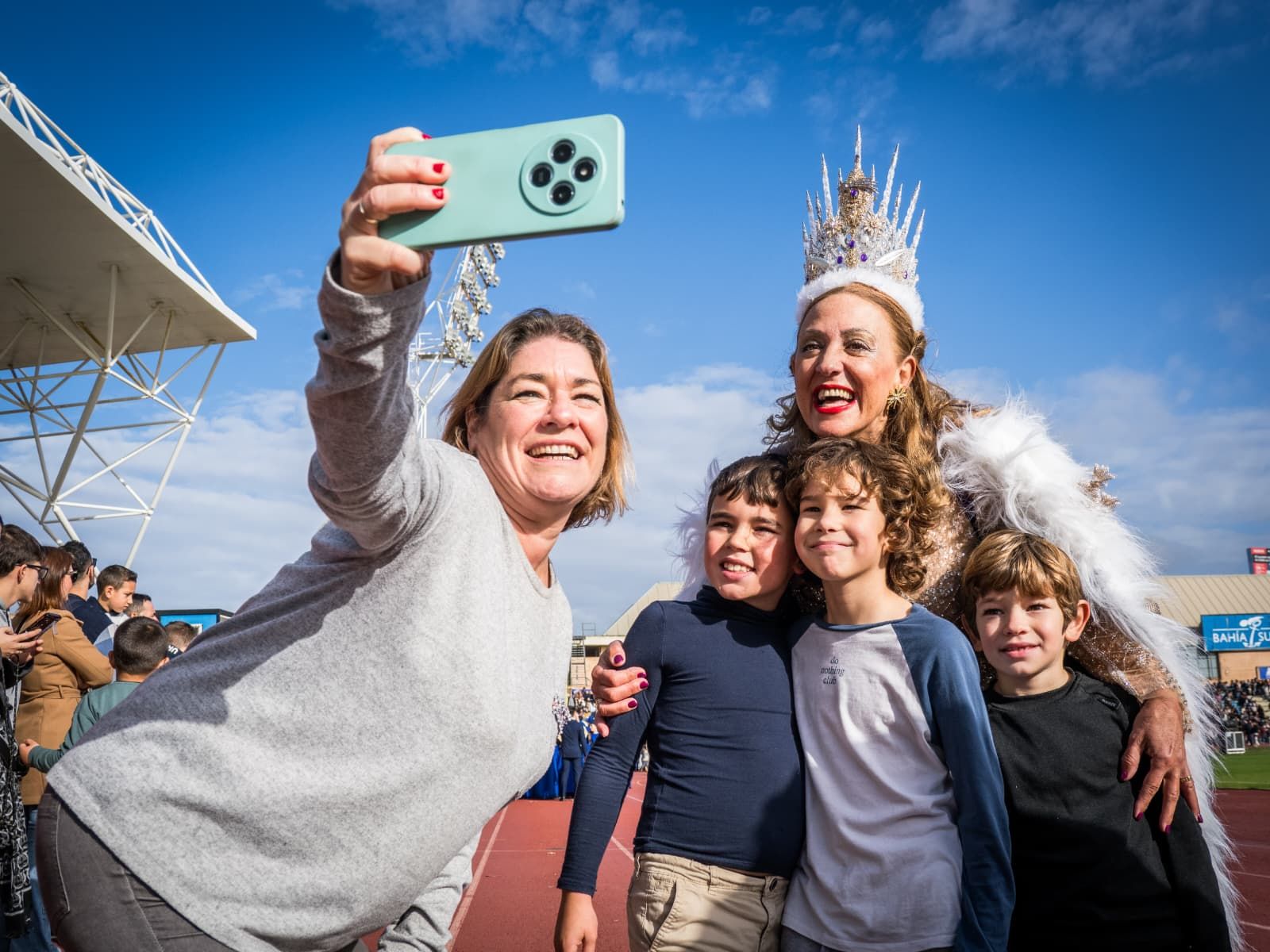 La Estrella de Oriente haciéndose un selfie con varios niños