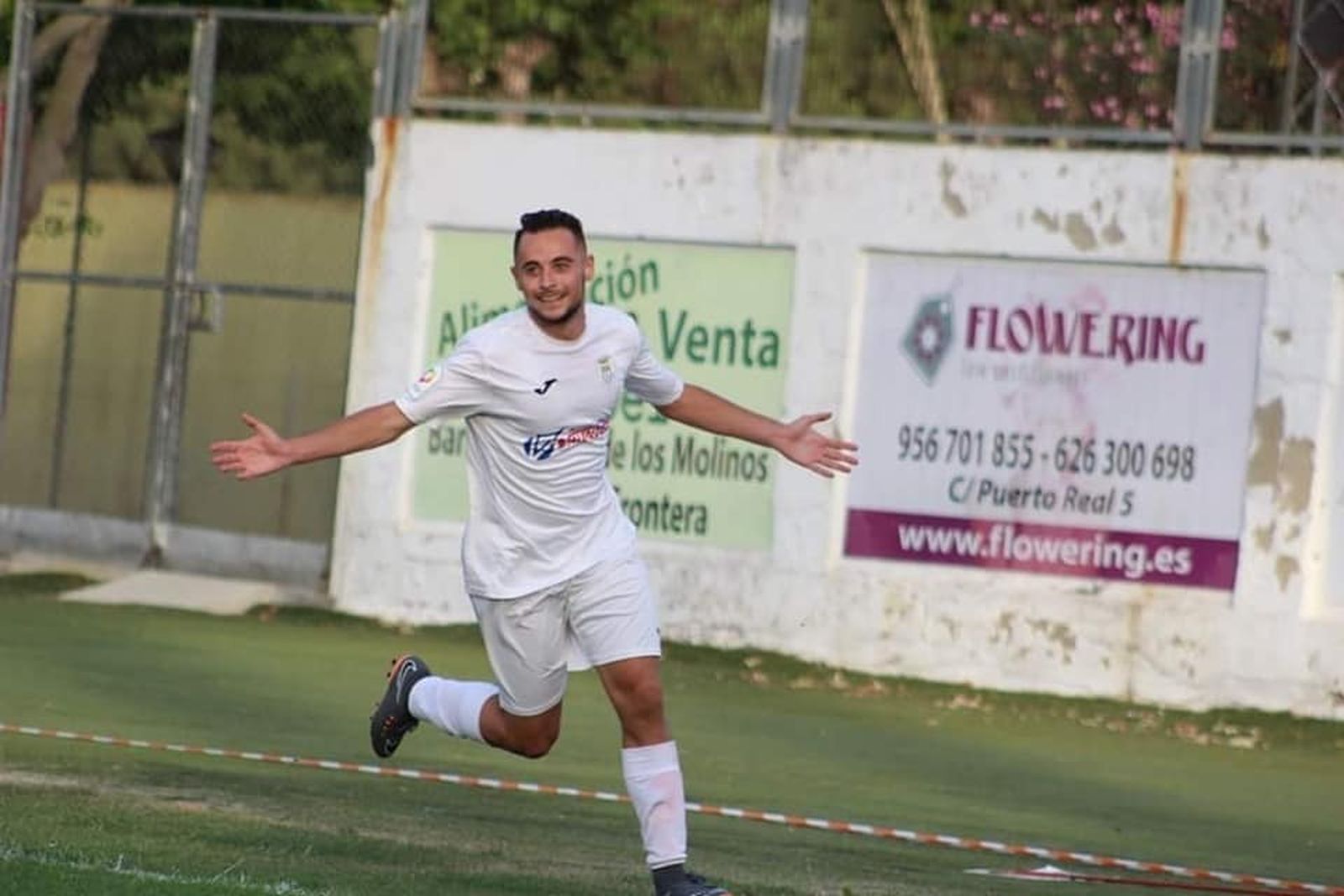 Sergio Jiménez celebra un gol en su etapa como jugador del Arcos.
