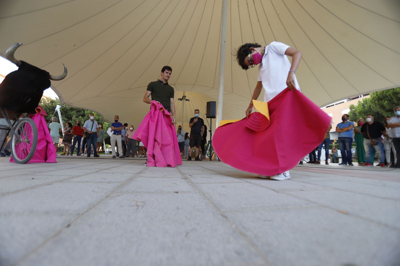 El diestro Daniel Luque lleva a cabo la 'Escuela de Toreo en las calles de Huelva'