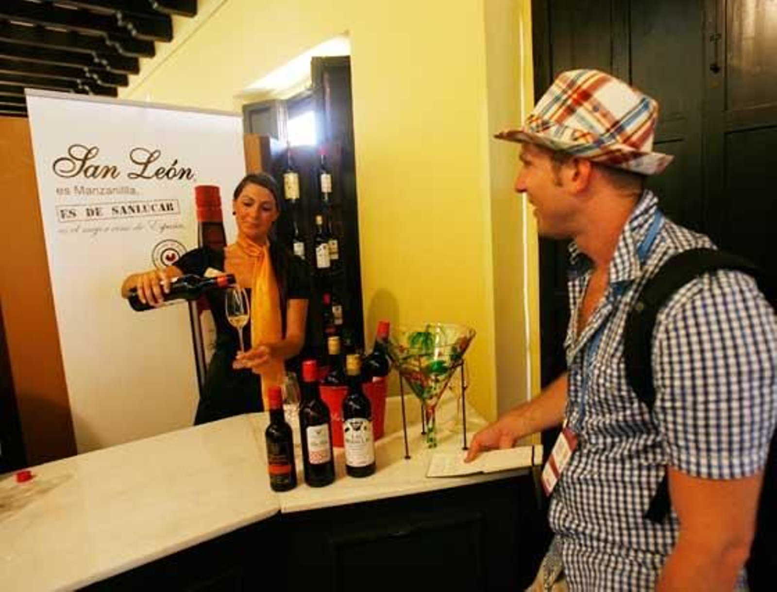 A falta de abanico, la ropa ligera y los gorros ayudan a protegerse del sol en recinto de El alcázar.

Foto: Pascual