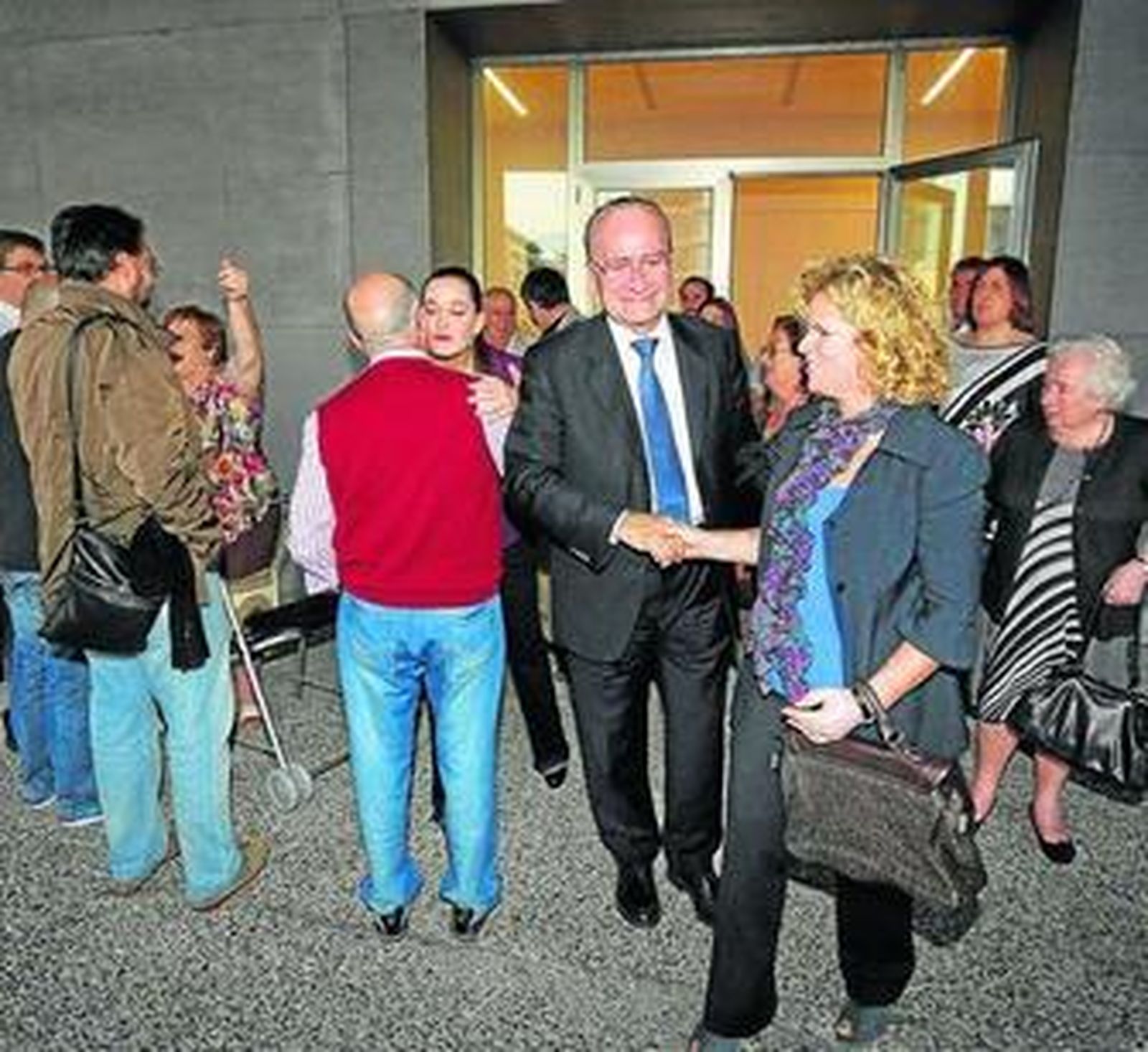 De la Torre con un grupo de vecinos.