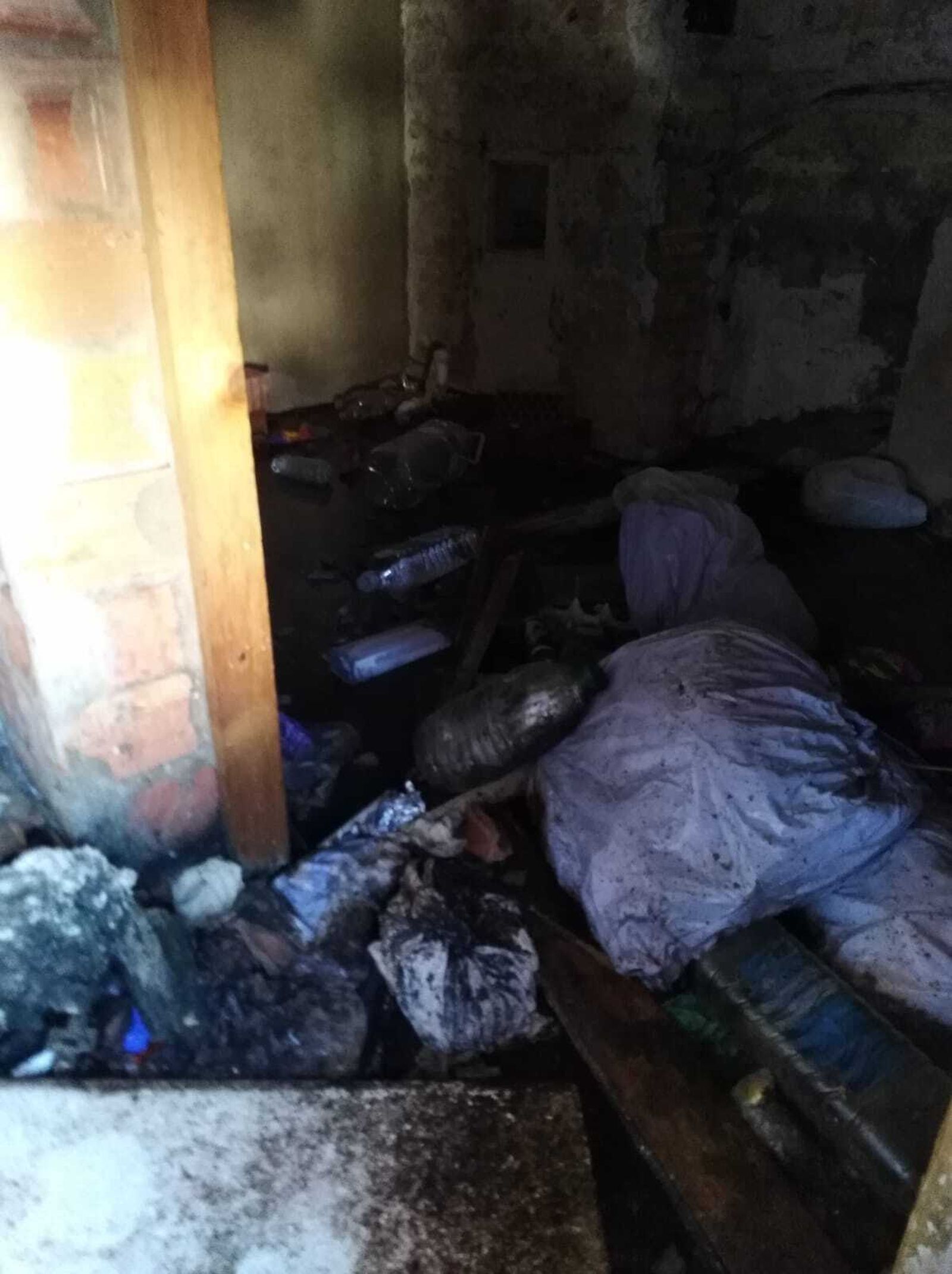 Imagen de la basura y el agua acumuladas en el inmueble.