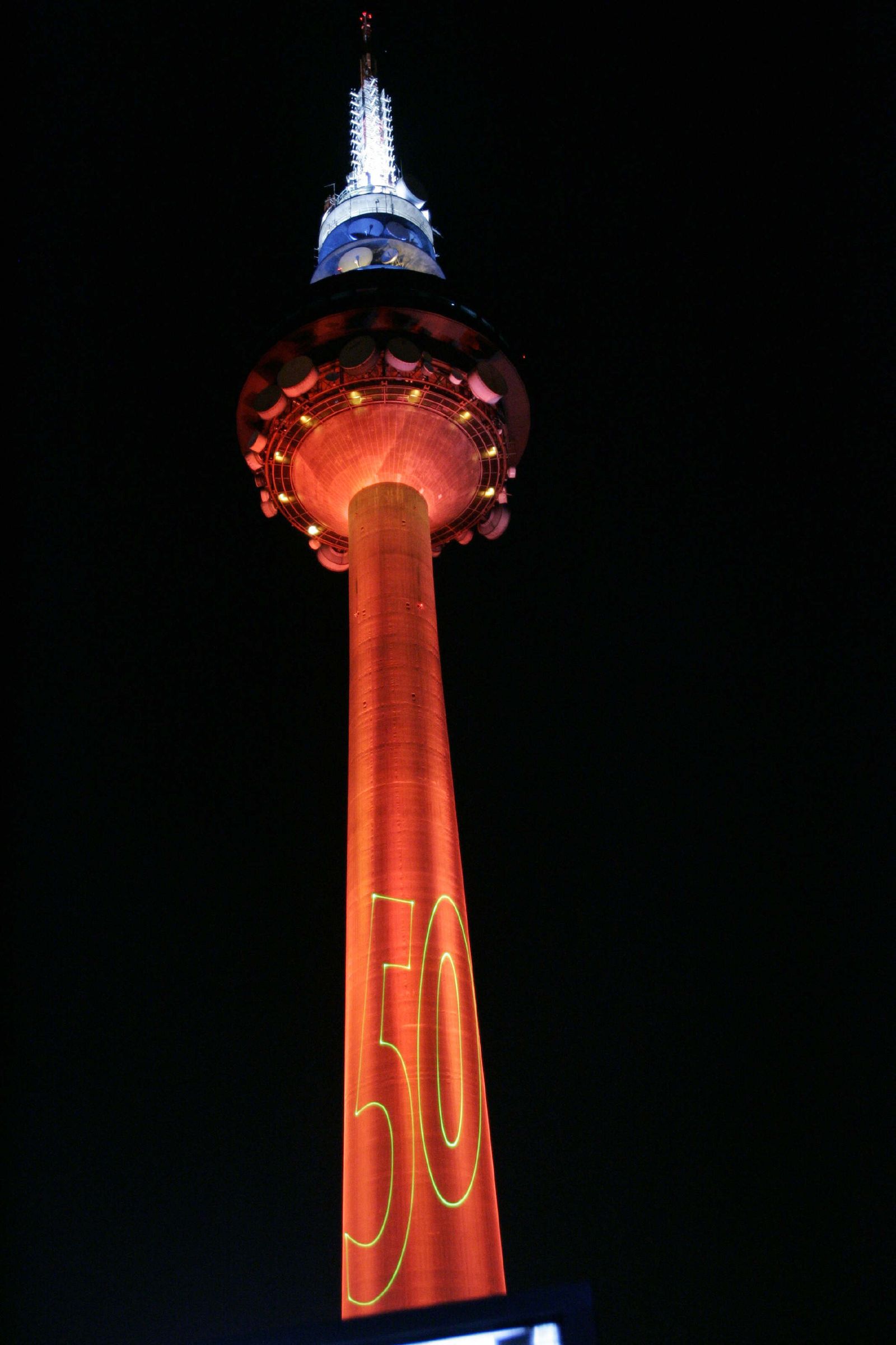 El Pirulí, iluminado por un aniversario de TVE