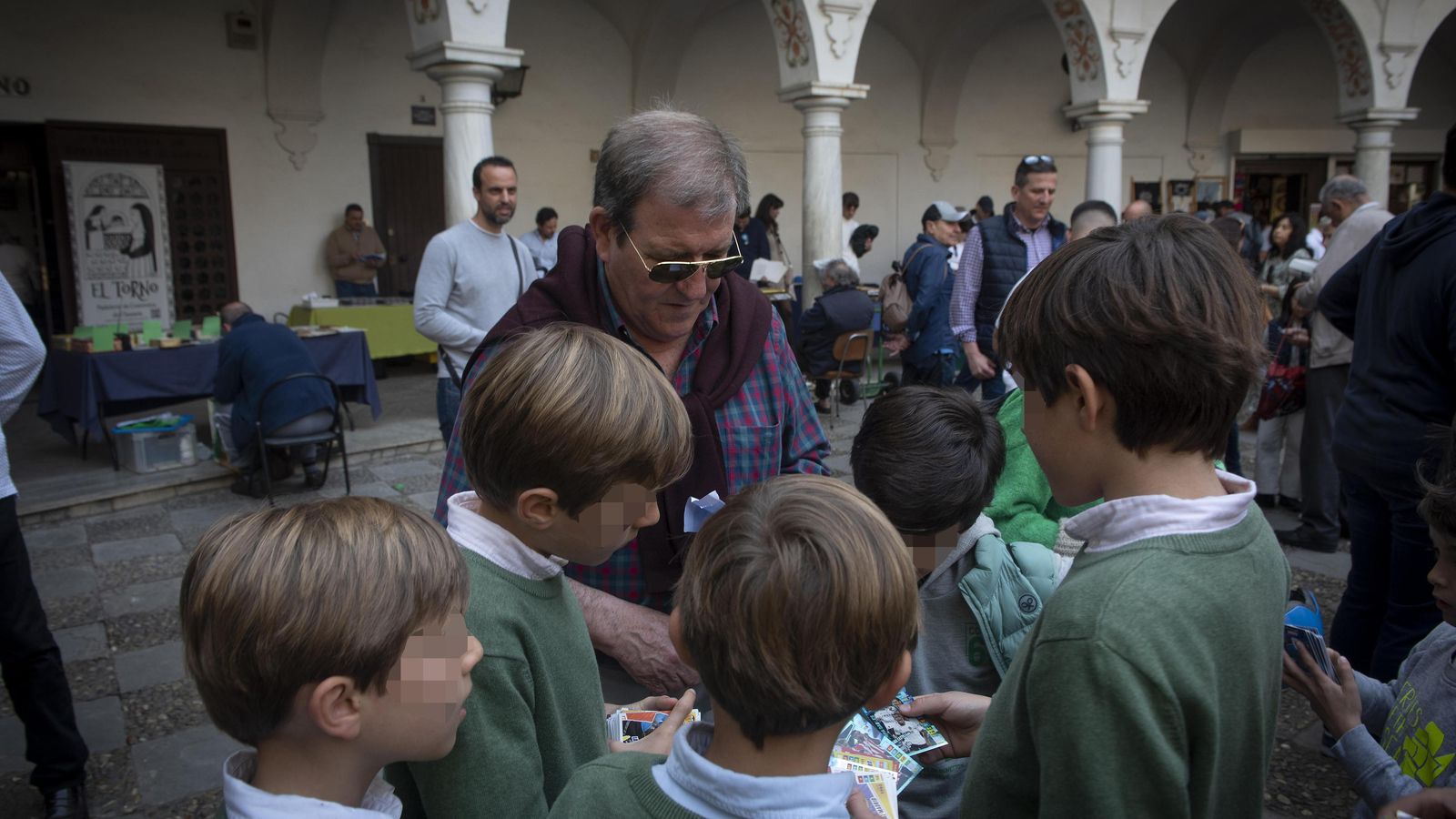 Ambiente que se vive en la Plaza del Cabildo un domingo por la mañana.