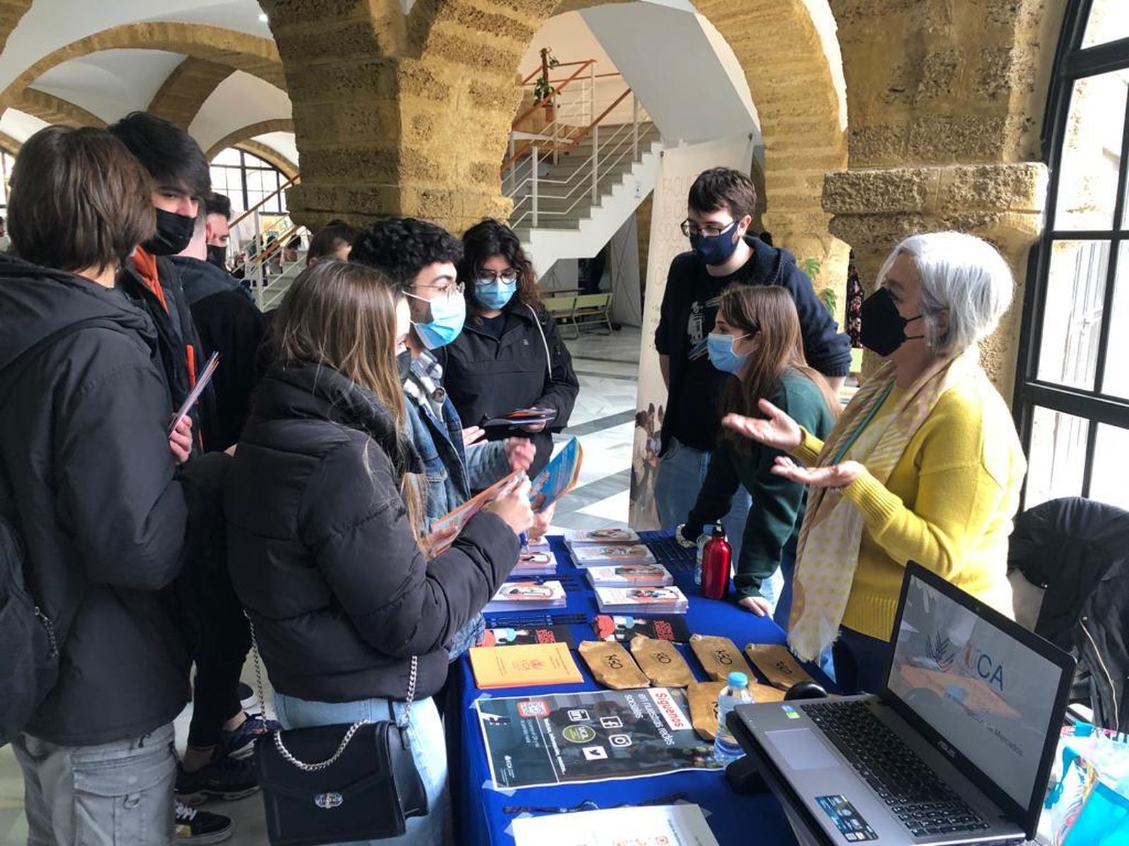 Uno de los 'stand' informativos en la Facultad de Filosofía y Letras para nuevos alumnos de la UCA.