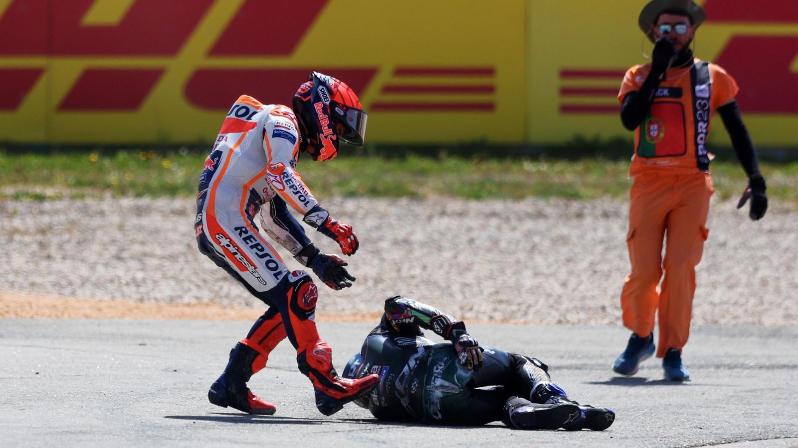 Márquez corre para socorrer a Miguel Oliveira tras la caída sufrida en Portimao. Márquez corre para socorrer a Miguel Oliveira tras la caída sufrida en Portimao.