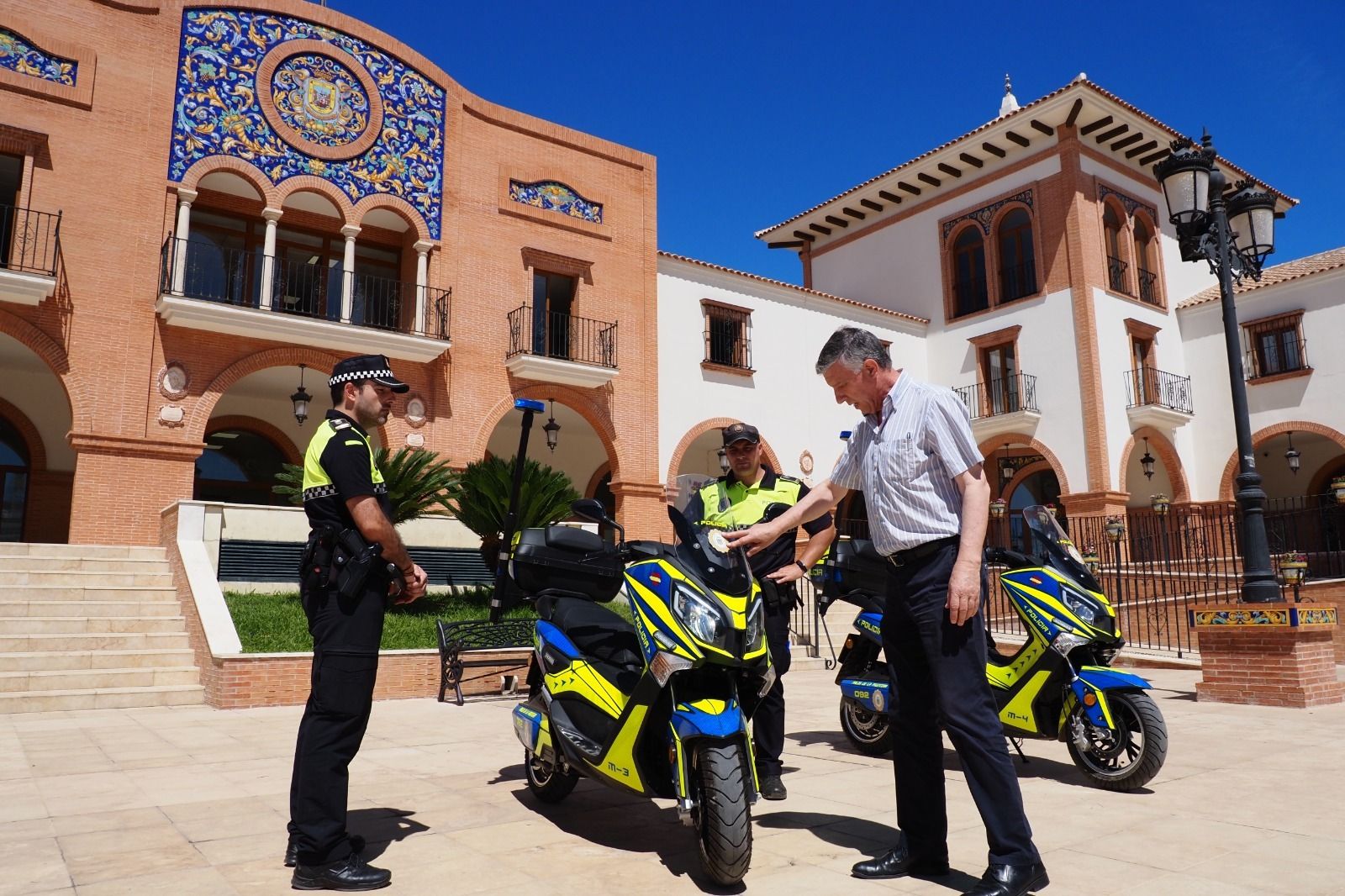 El alcalde de Palos de la frontera hace entrega de las dos nuevas motocicletas eléctricas.