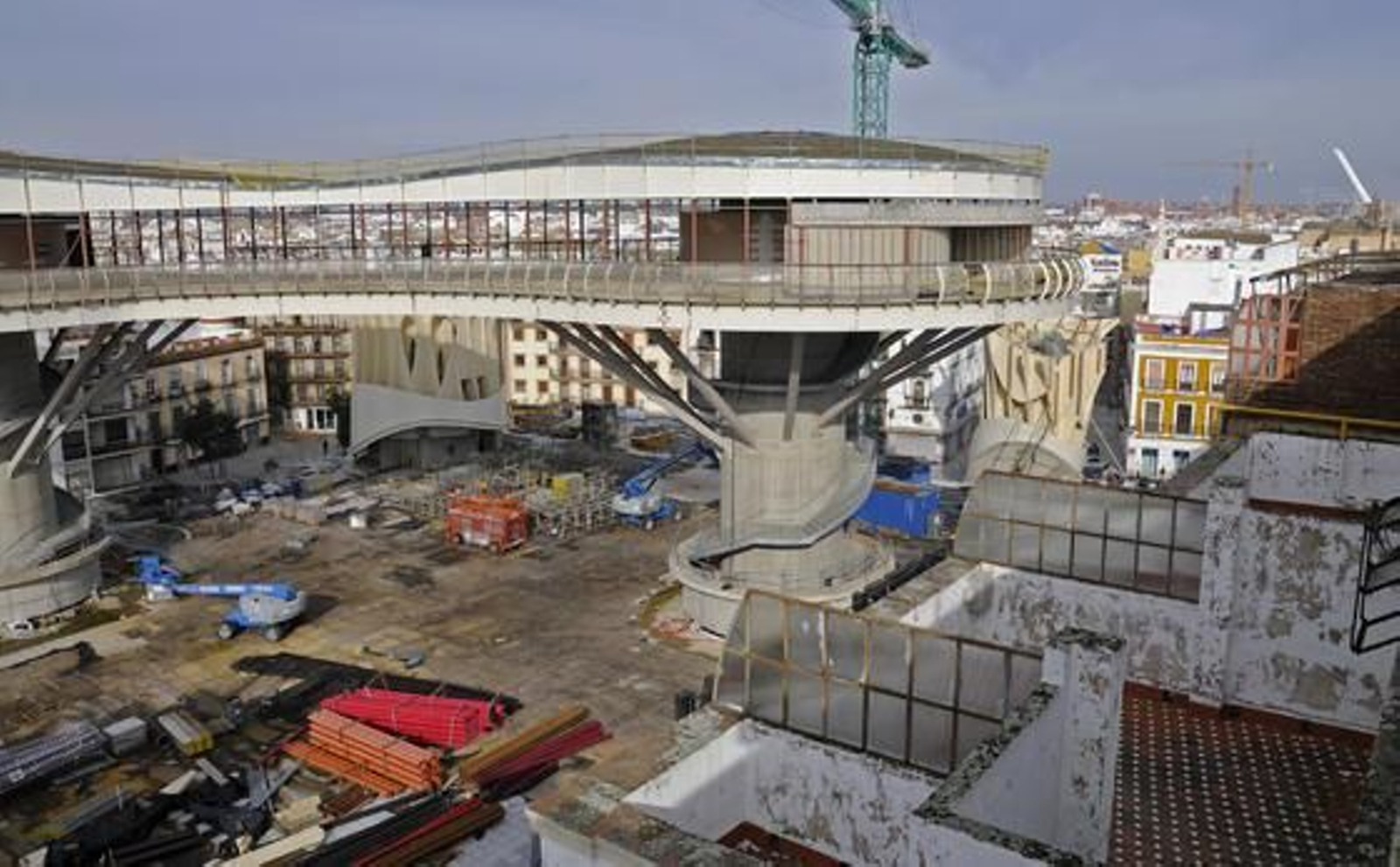 Estado de las obras del Metropol Parasol en la Encarnación a comienzos del año en el que se prometió su finalización.  Foto: Juan Carlos  Vázquez