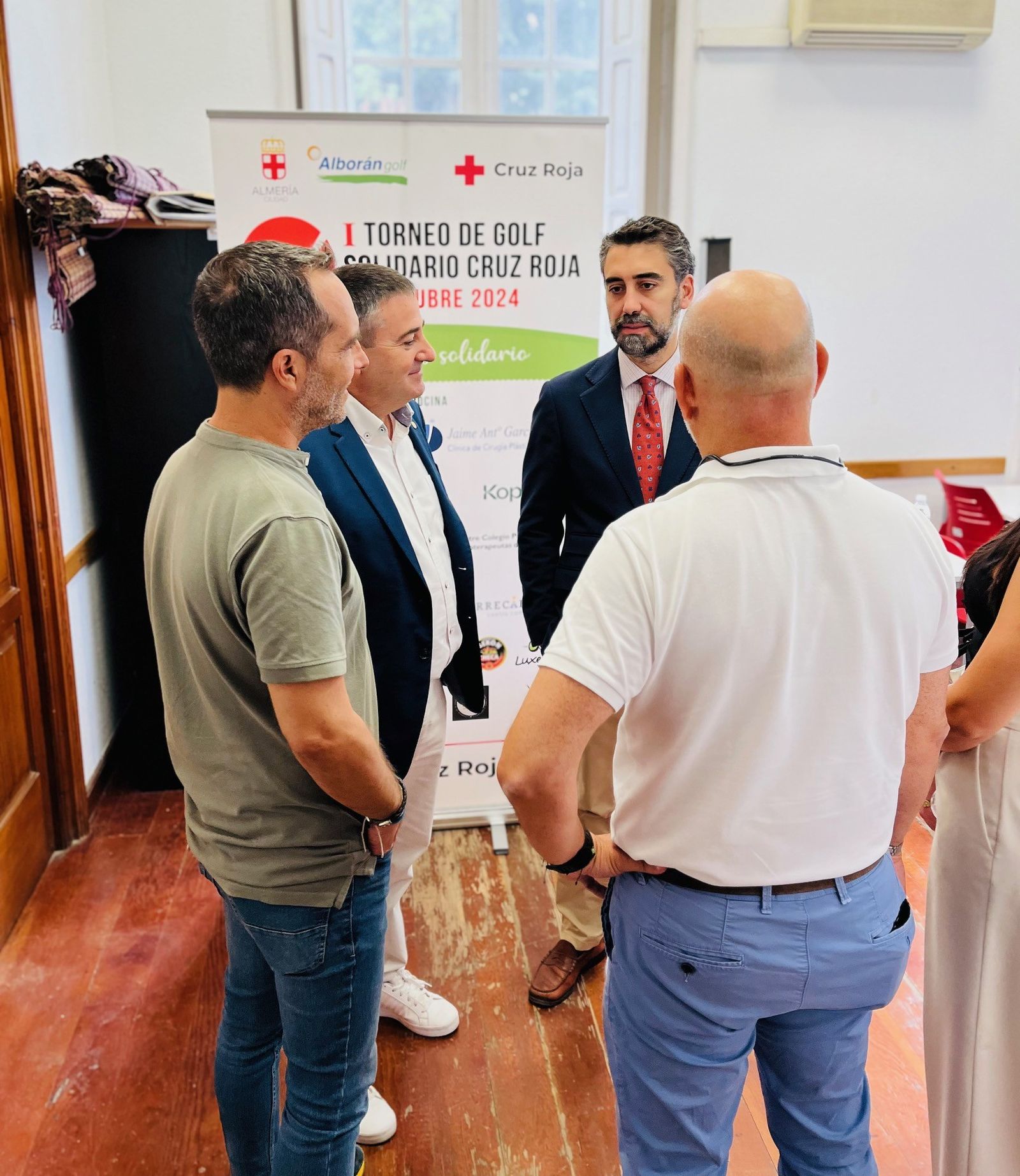 Los representantes institucionales dialogan antes de la presentación del torneo.