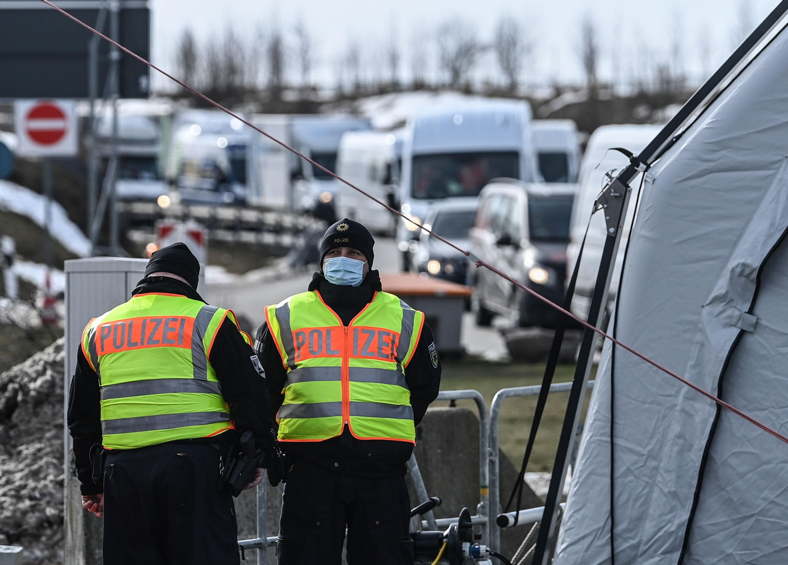 Dos agentes de la Policía alemana vigilan la frontera del país con la República Checa cerca de la localidad de Bad Gottleuba.