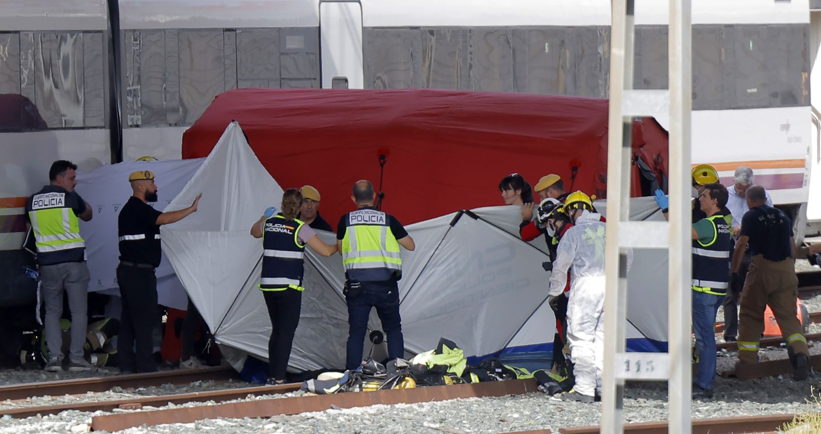 Despliegue en las vías del tren tras el hallazgo del cuerpo de Álvaro Prieto.