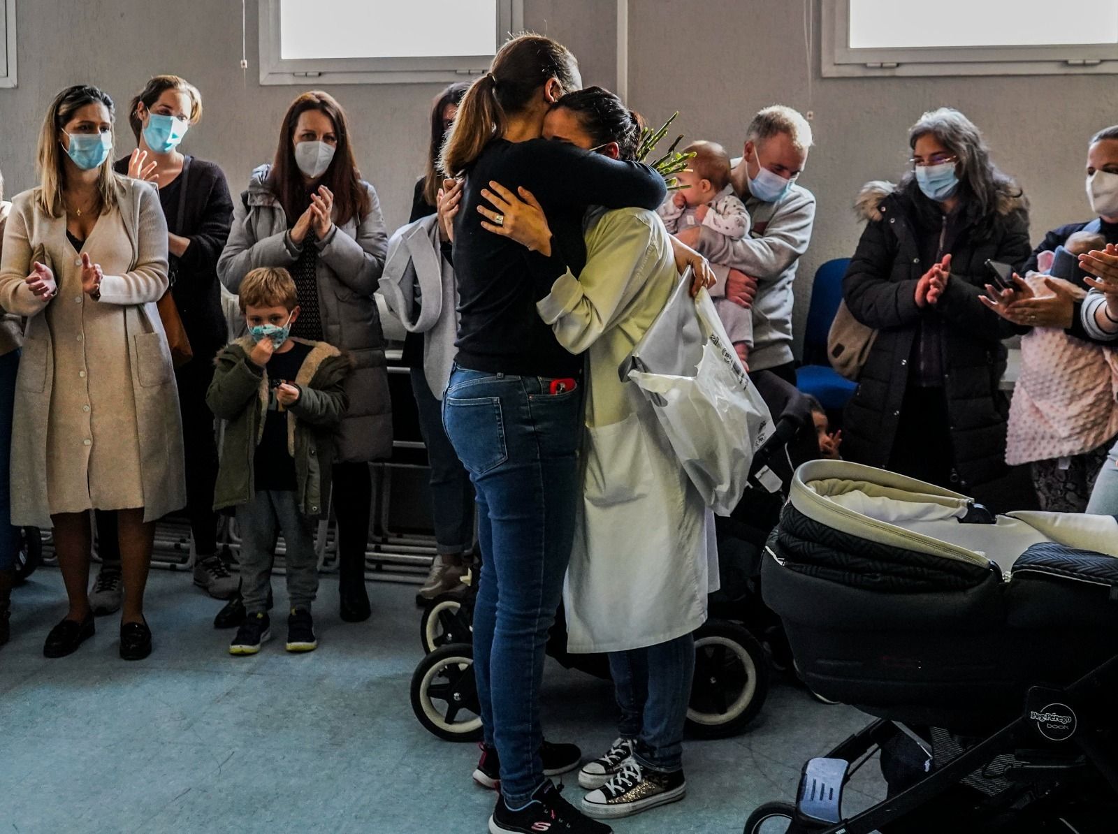 El centro de salud de La Chana reúne a mujeres para agradecer el trabajo infinito de una enfermera