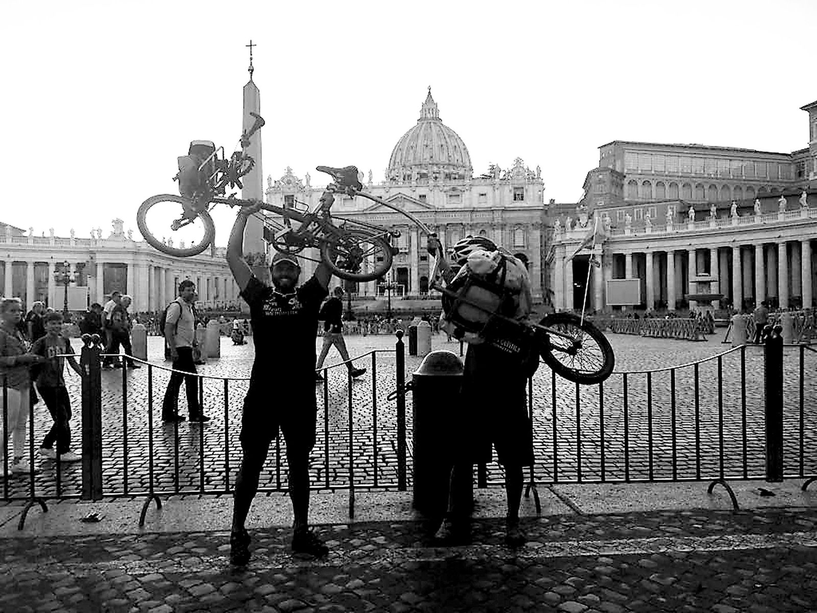 Juan Meira (izq.) con su amigo Pedro, quien le ha acompañado gran parte de este viaje, el jueves en el Vaticano.