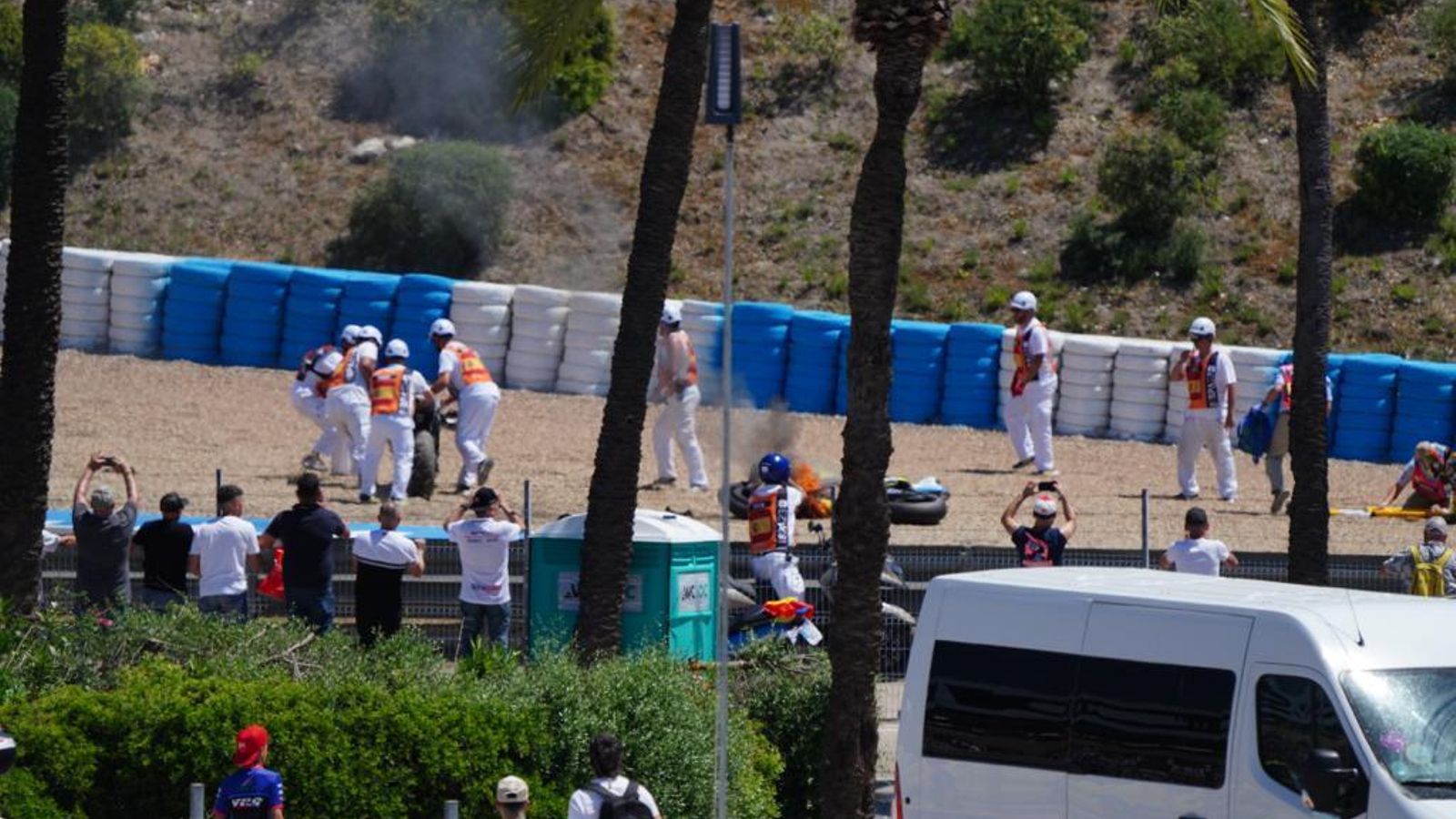 La moto de Márquez salió ardiendo y hubo bandera roja.