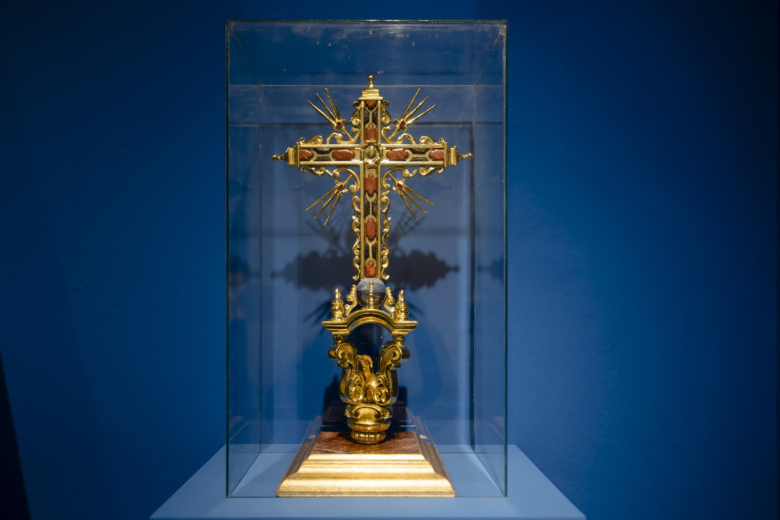 Imágenes de la exposición "Estrenos Semana Santa 2024" en la sede de la Fundación Cajasol