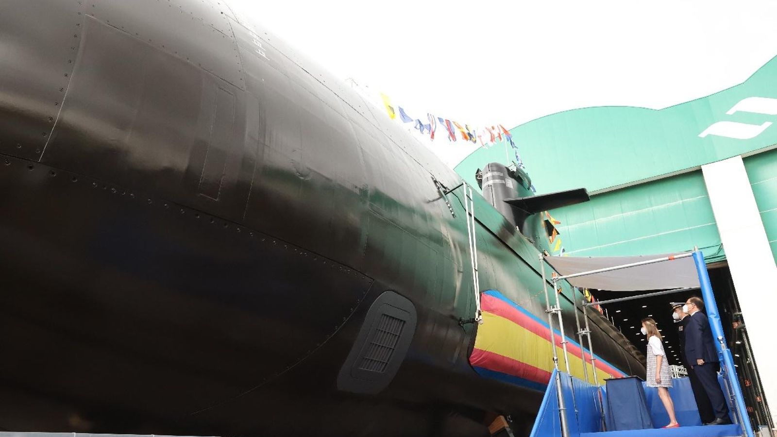 El Rey y la Princesa de Asturias tras la puesta a flote del Submarino S-81 'Isaac Peral'.
